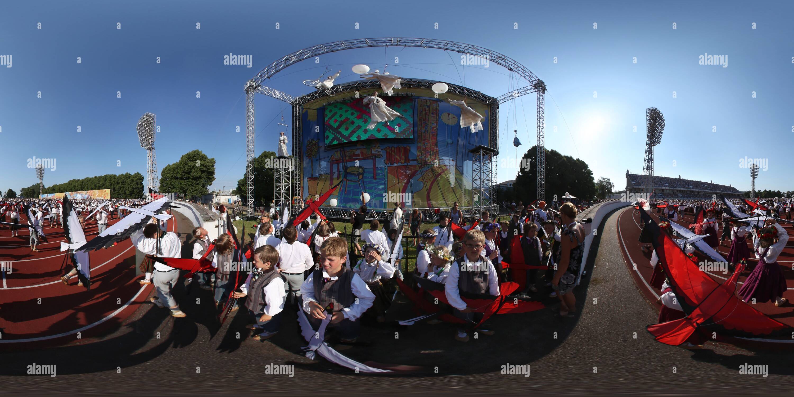 Vue panoramique à 360° de Danse avec les oiseaux à 10e la jeunesse lettone chants et danse celebration