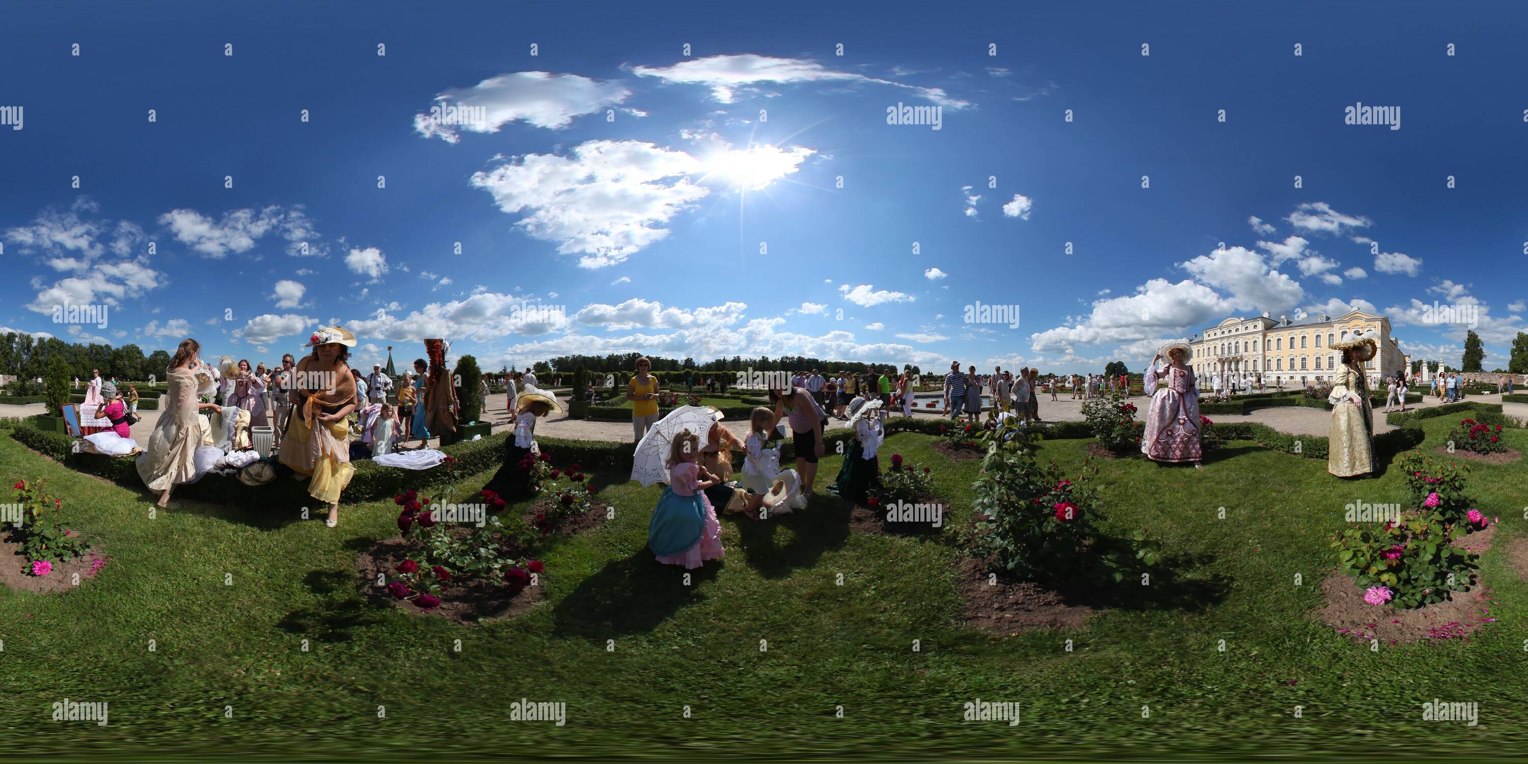 Vue panoramique à 360° de La mode baroque d'essayage au Garden festival au palais de Rundale, Lettonie