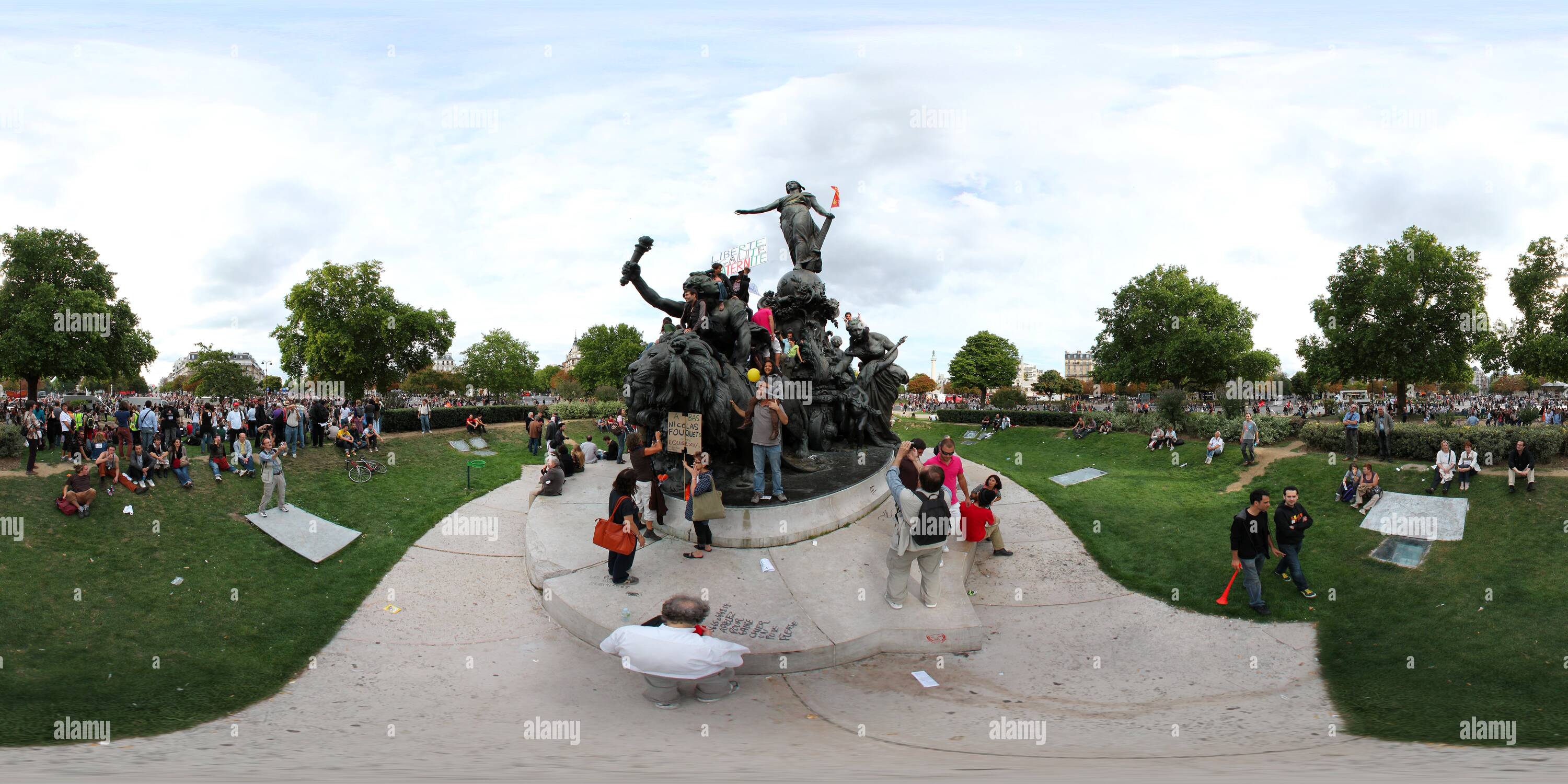 Vue panoramique à 360° de Monument "Le Triomphe de la République' pendant la manifistation à Paris