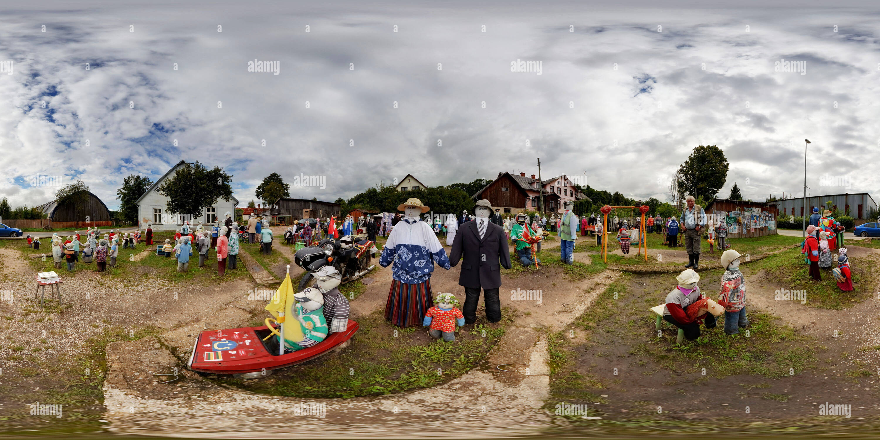 Vue panoramique à 360° de Dans le jardin de poupées, la Lettonie Sabile