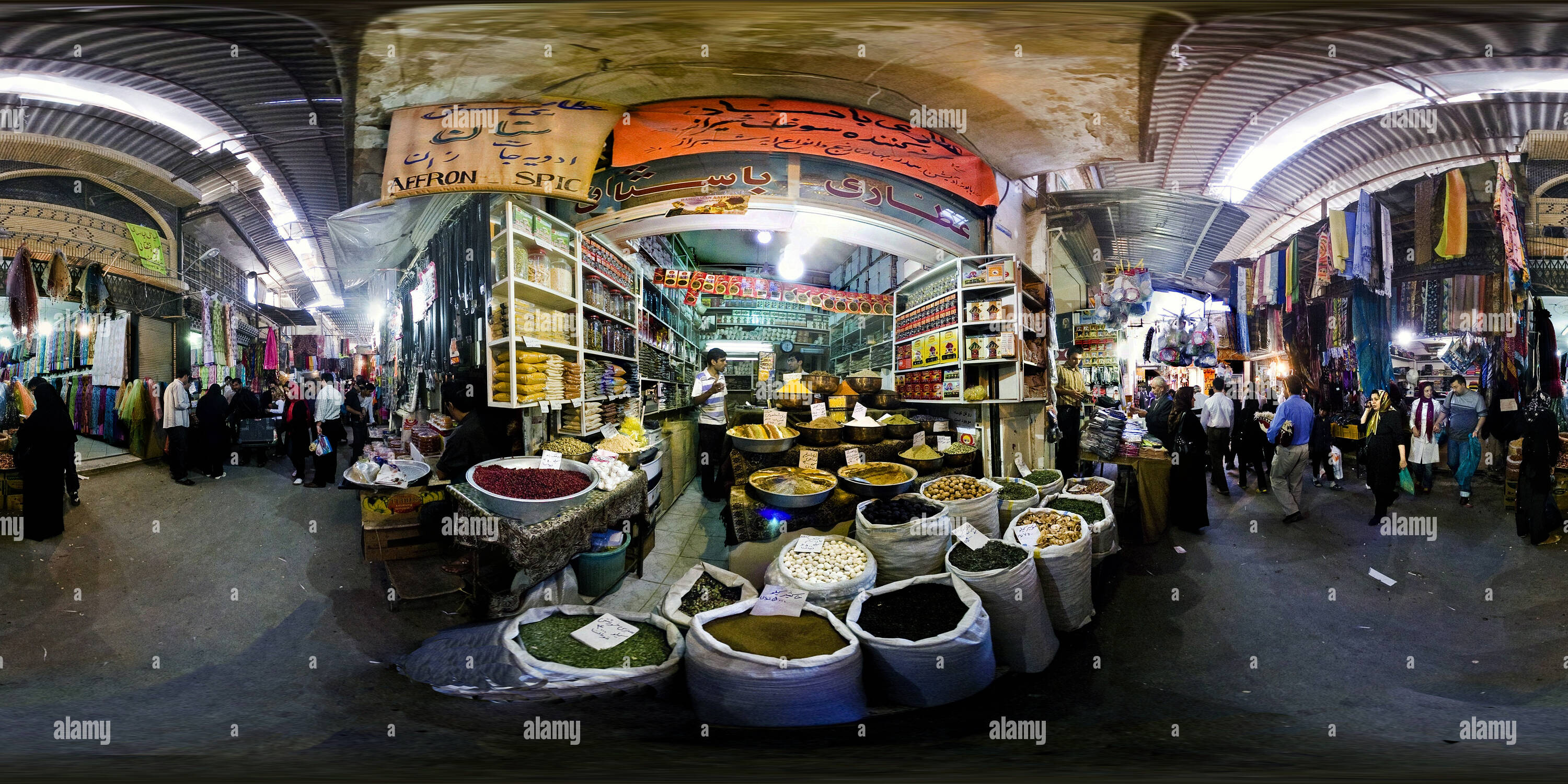 Vue panoramique à 360° de Les vendeurs d'épices - vieux bazar à Shiraz, Iran