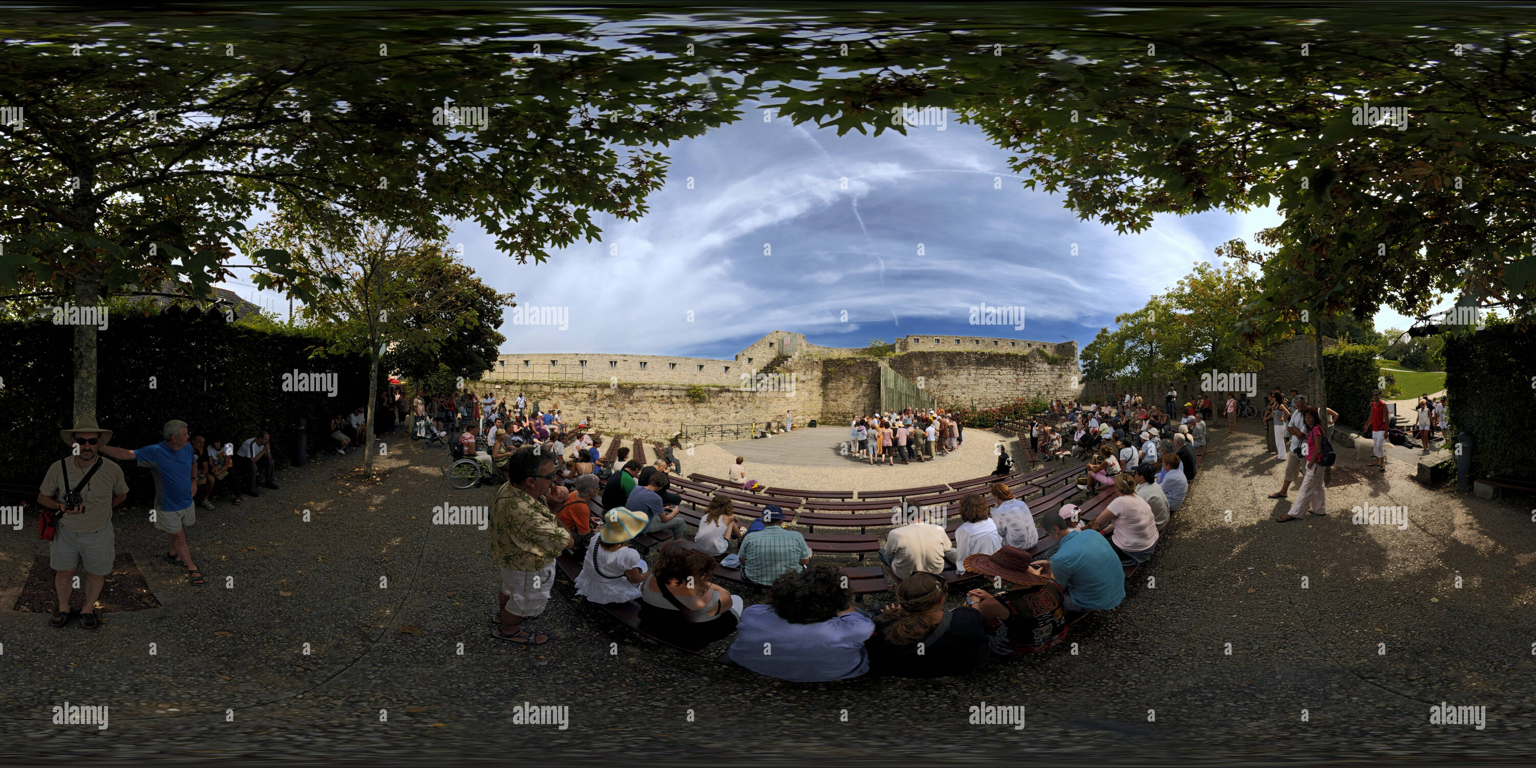 Vue panoramique à 360° de Danse Breton Fete des Filets Bleus Concarneau Bretagne France cc16