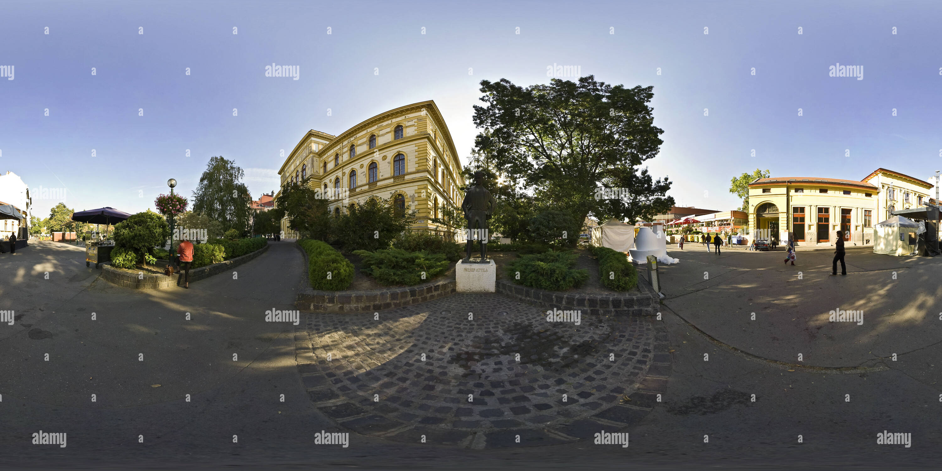 Vue panoramique à 360° de Le recteur de l'Université de Szeged avant qu'un bâtiment rénovation - Attila Jozsef une sculpture du poète