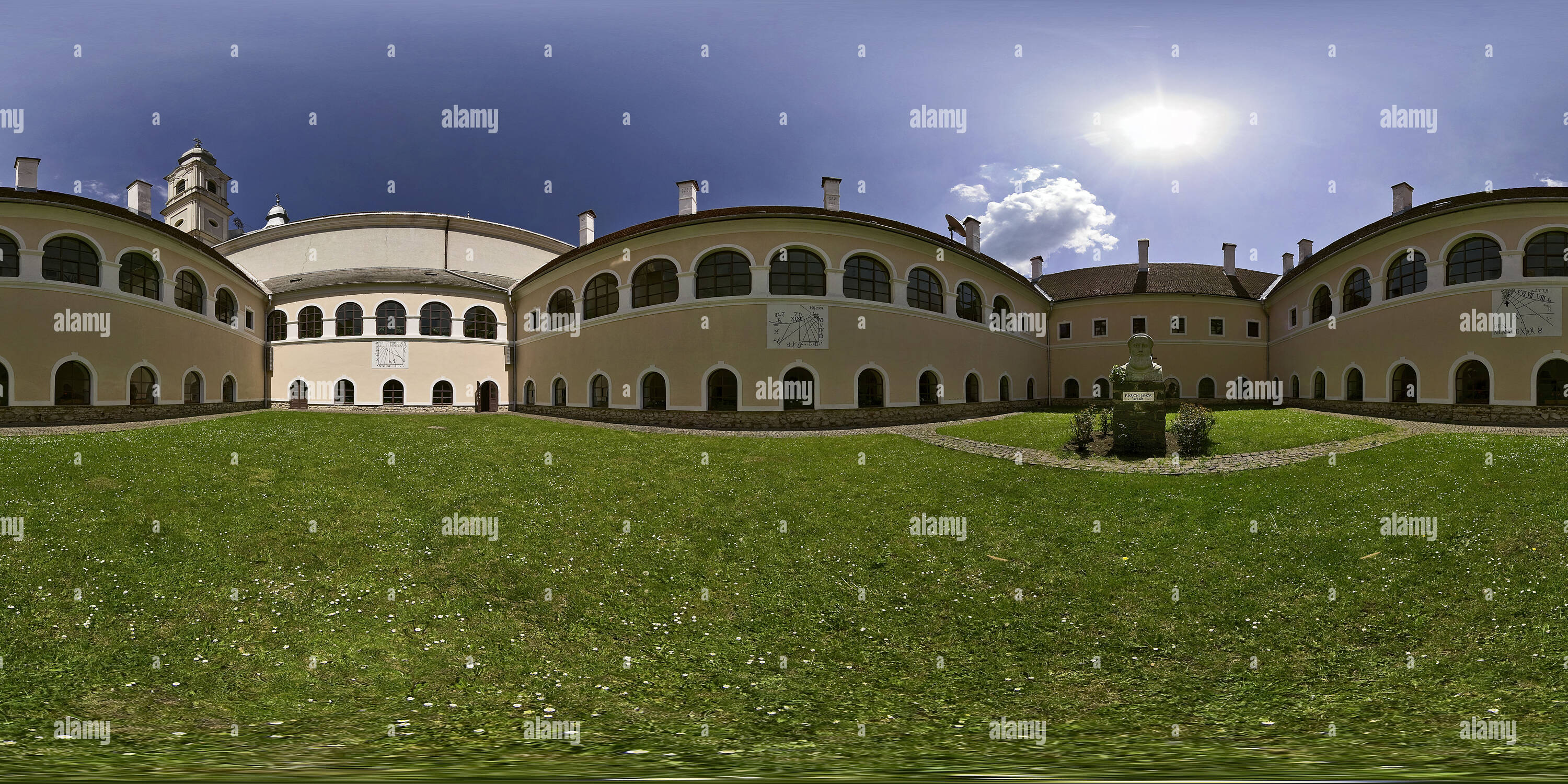 Vue panoramique à 360° de Monastère Franciscain yard - cadrans solaires