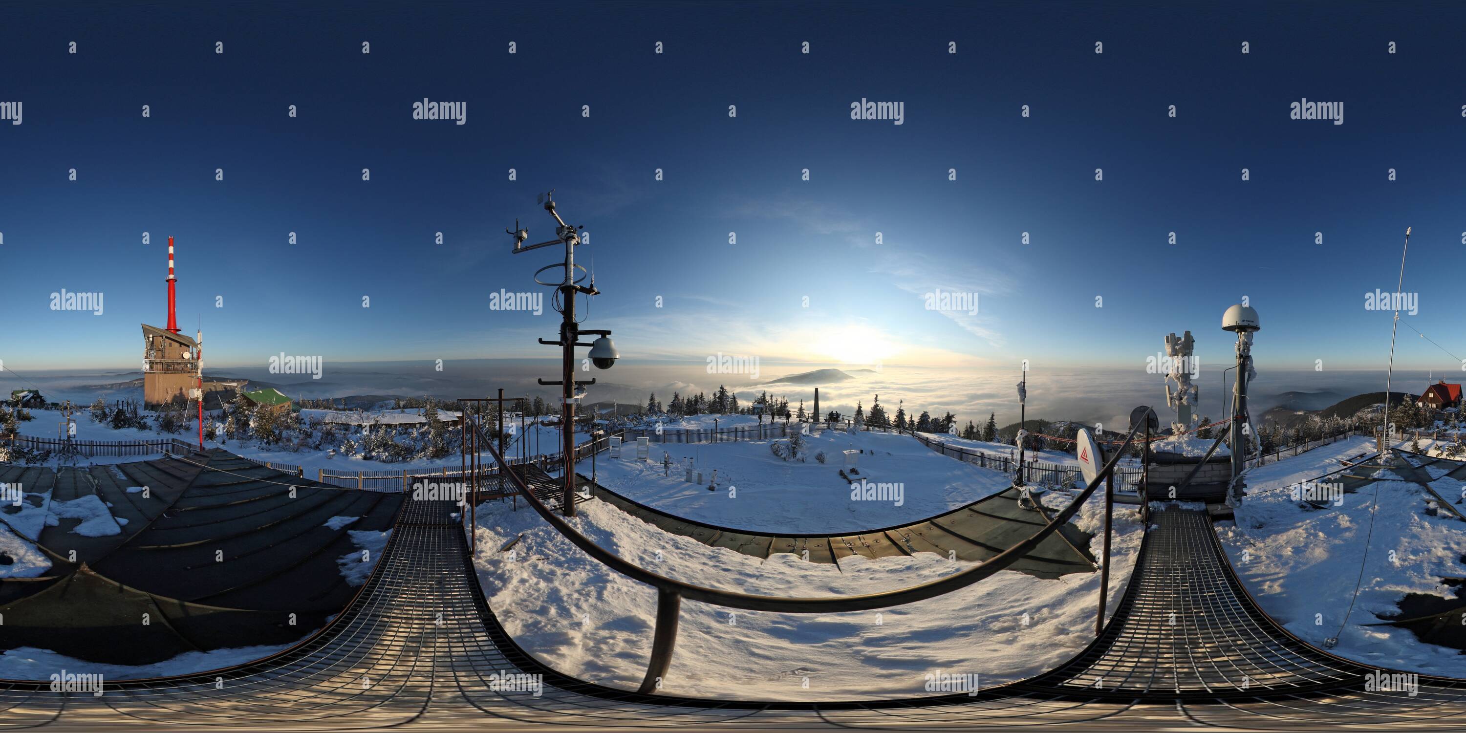 Vue panoramique à 360° de Ze Pohled střechy meteorologické stanice na Lysé hoře