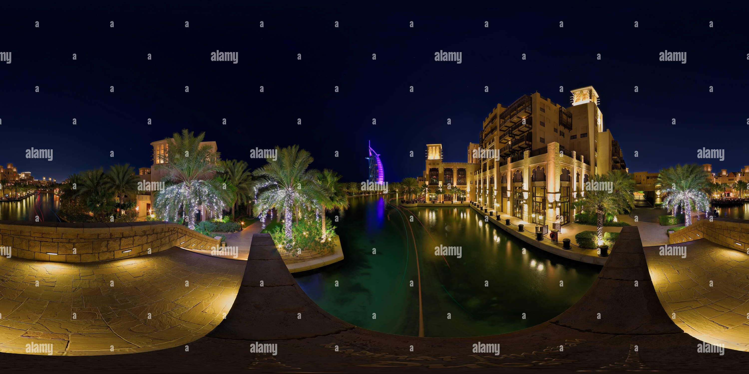 Vue à 360° de Le Madinat Jumeirah Dubai nuit par 360unis - Alamy