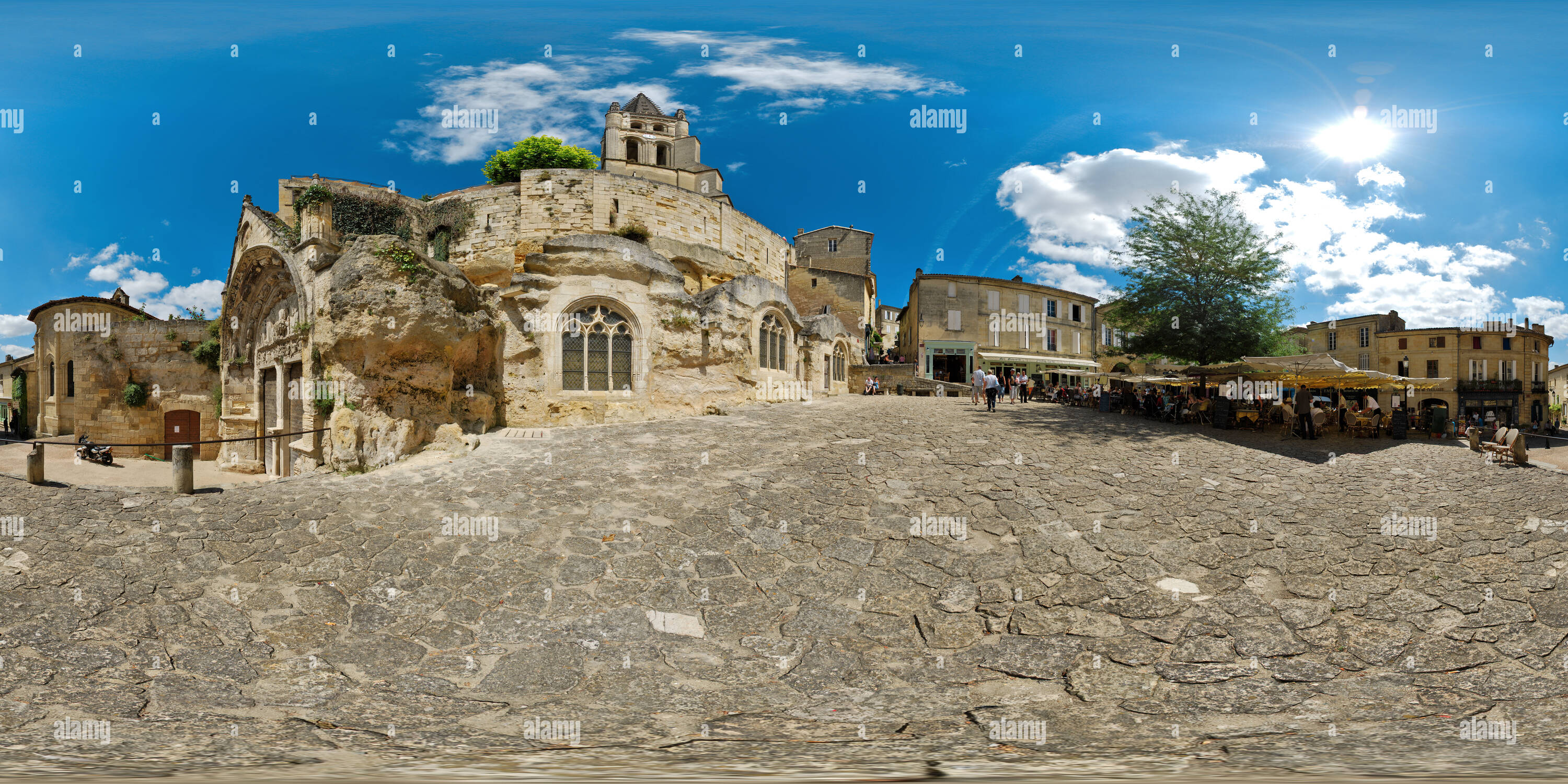 Vue panoramique à 360° de L'église monolithe et la place des créneaux de Saint-Emilion - France