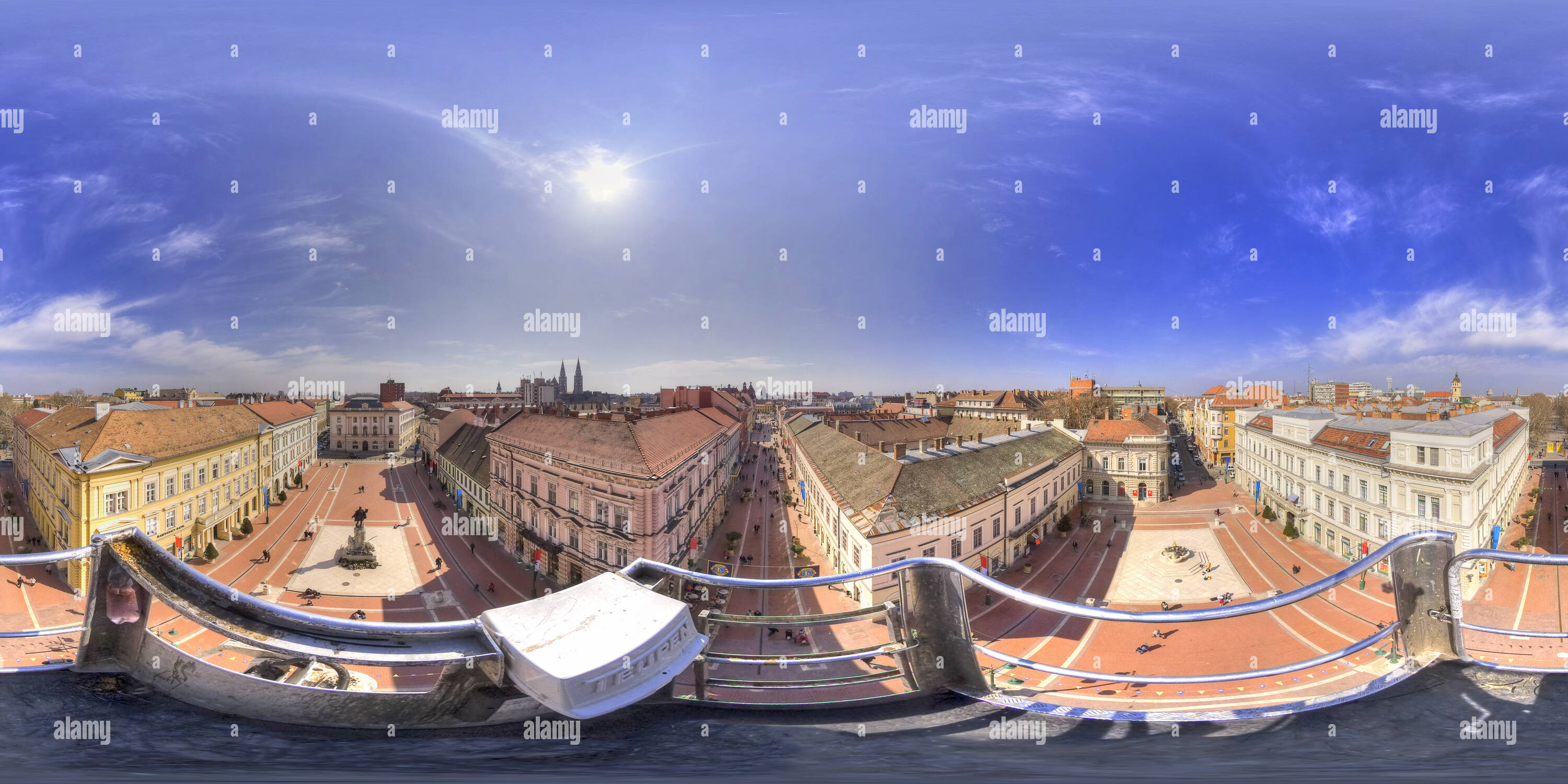 Vue panoramique à 360° de Le centre-ville de Szeged - vue d'ensemble - place Klauzal