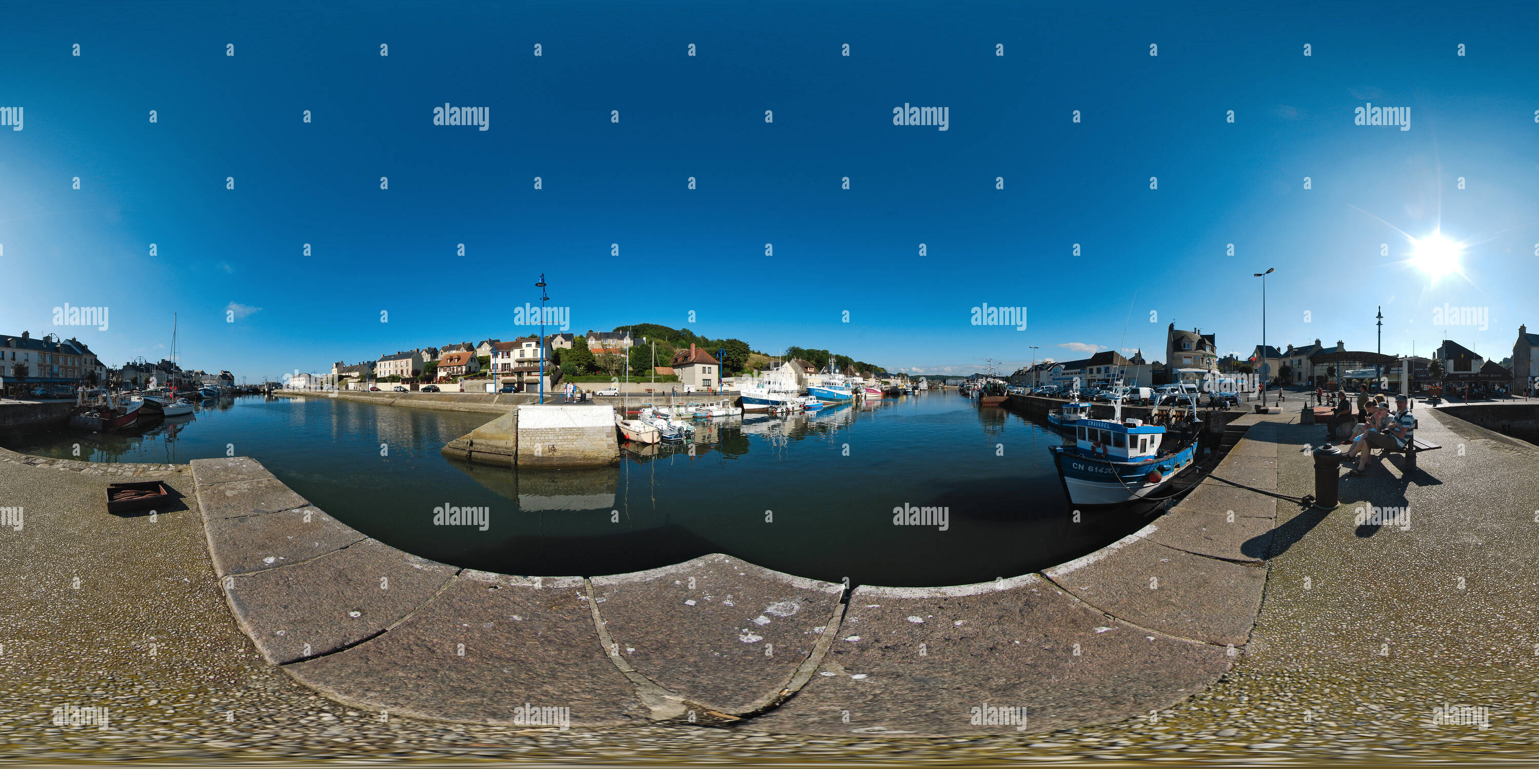 Vue panoramique à 360° de Port-en-Bessin-Huppain : le quai du port de pêche