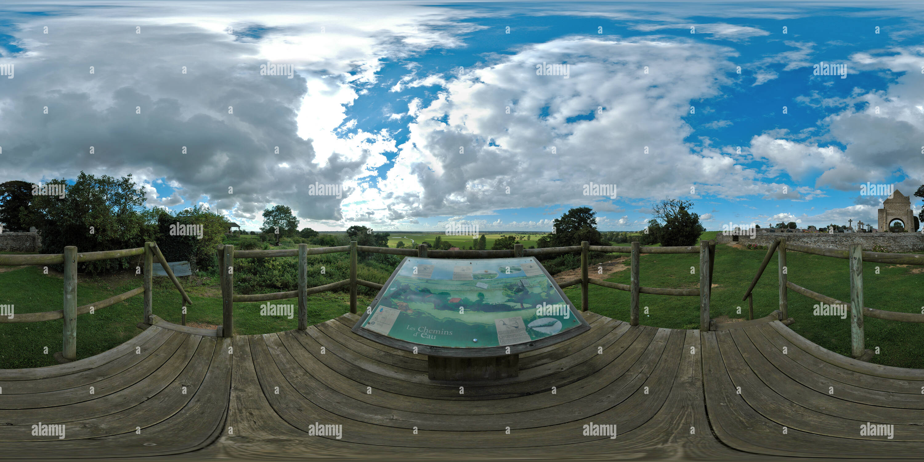 Vue panoramique à 360° de Graignes : table d'orientation et vue sur la marais