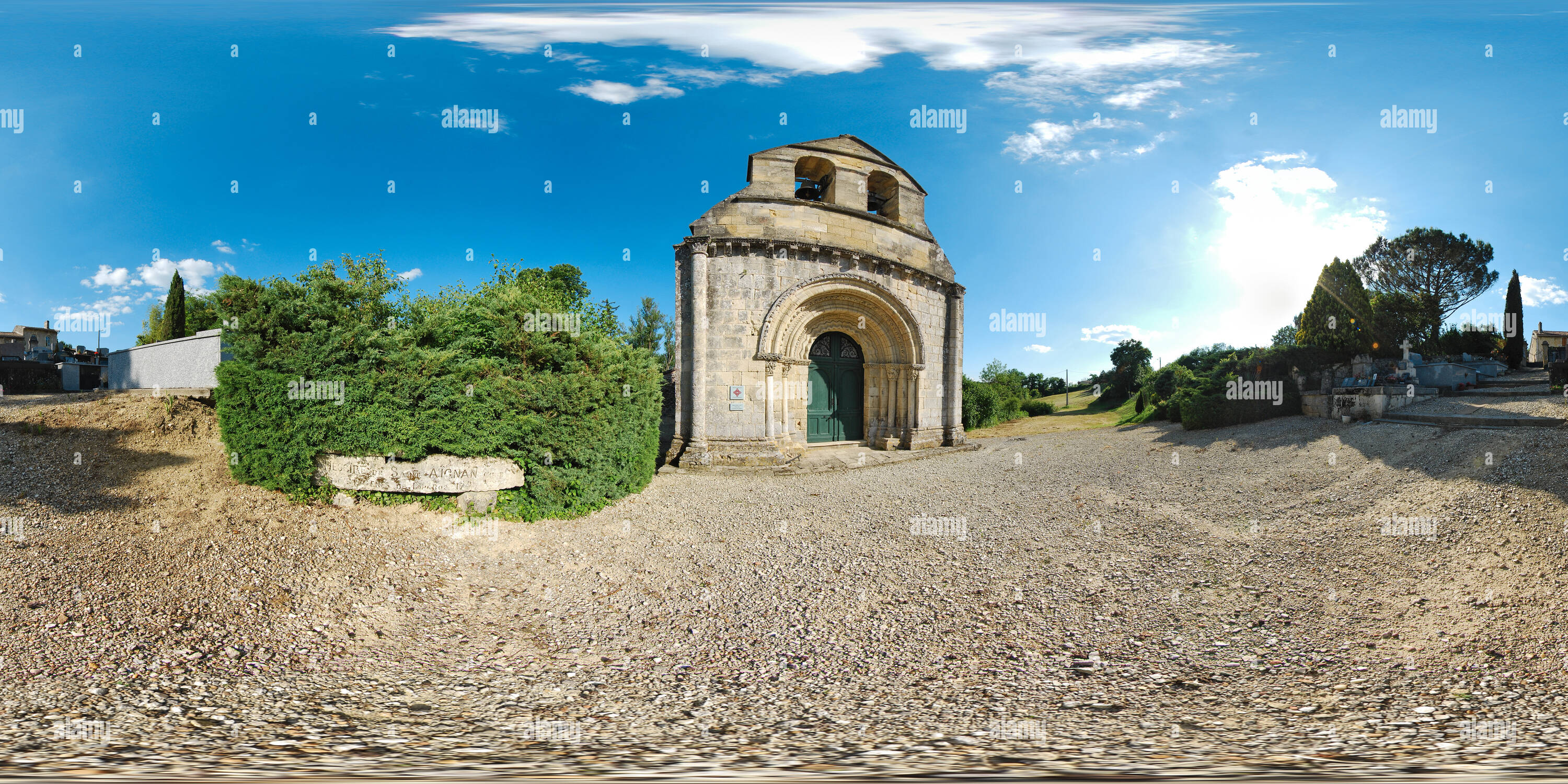 Vue panoramique à 360° de Façade de l'église de Madirac - France