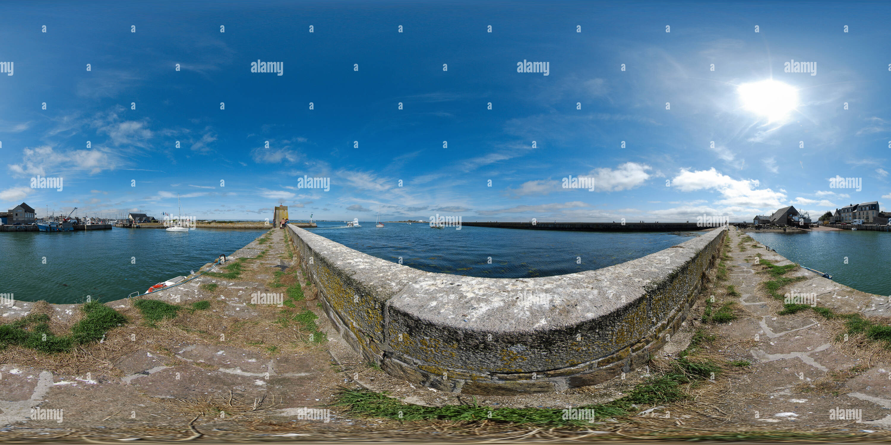 Vue panoramique à 360° de Jetée à l'entrée du port de Saint-Vaast-La-Hougue - France