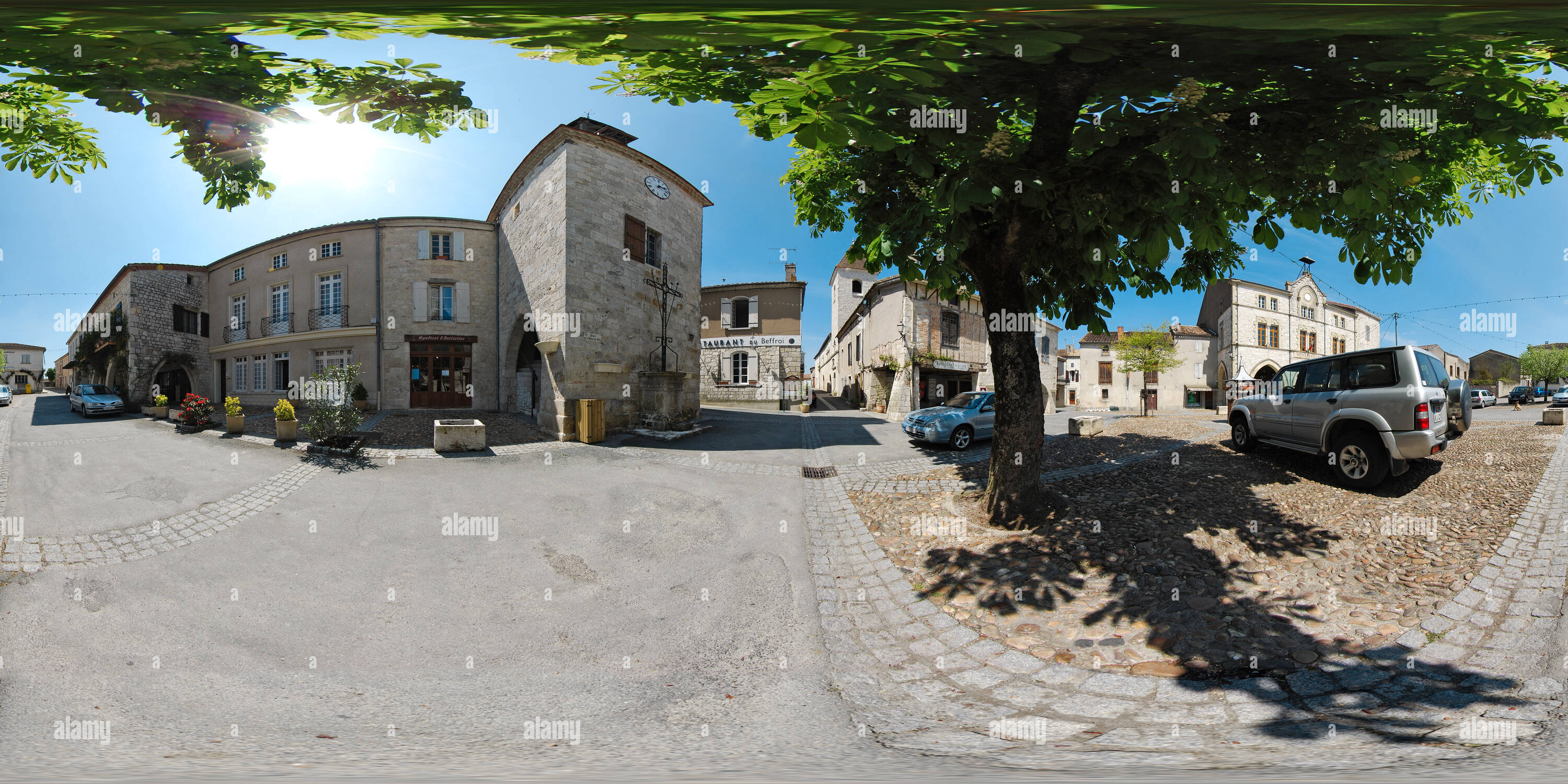 Vue panoramique à 360° de L'horloge lunaire et la place de Tournon-d'Agenais - France