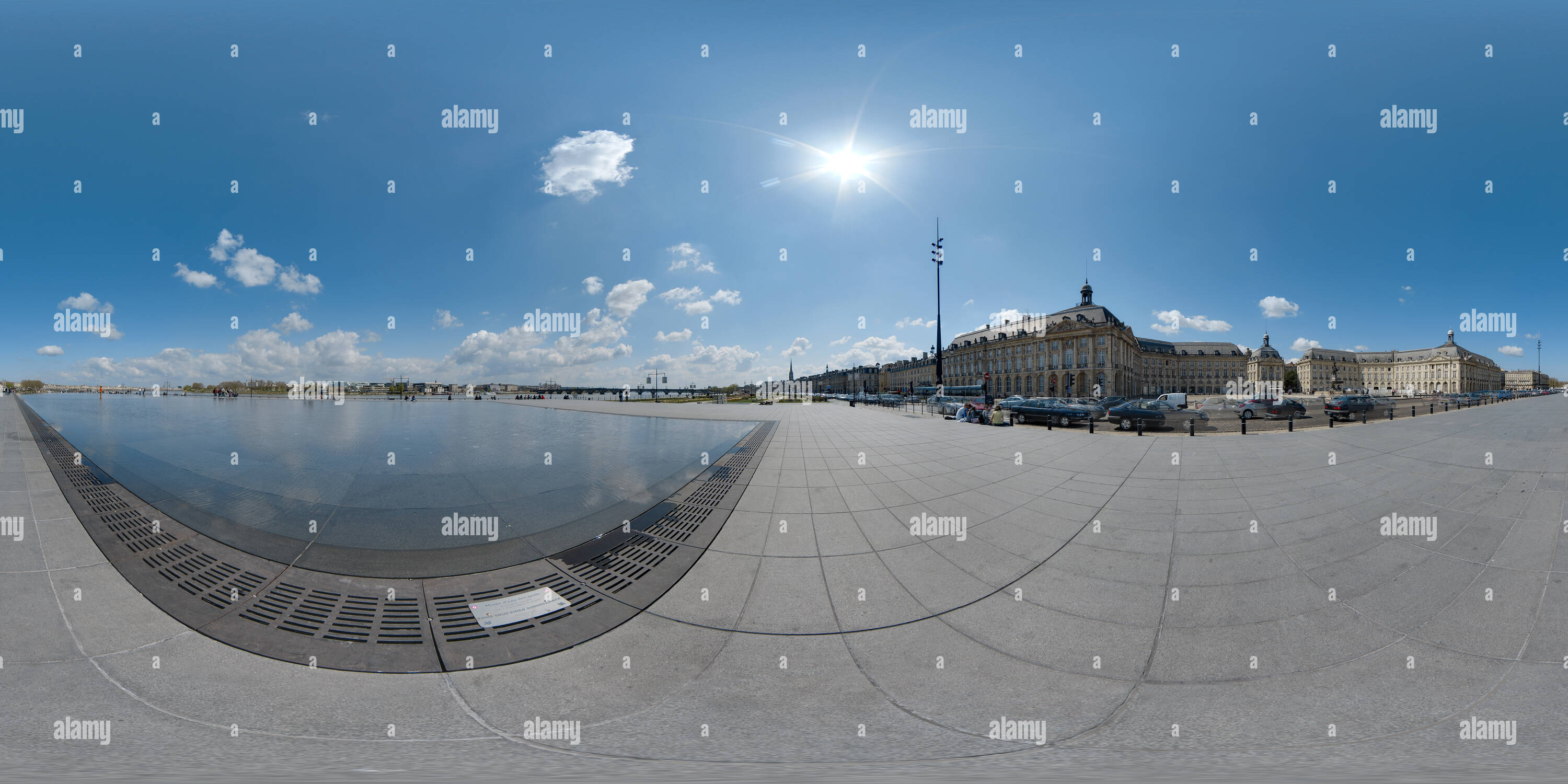 Vue panoramique à 360° de Bordeaux, le miroir d'eau et la place de la Bourse - France