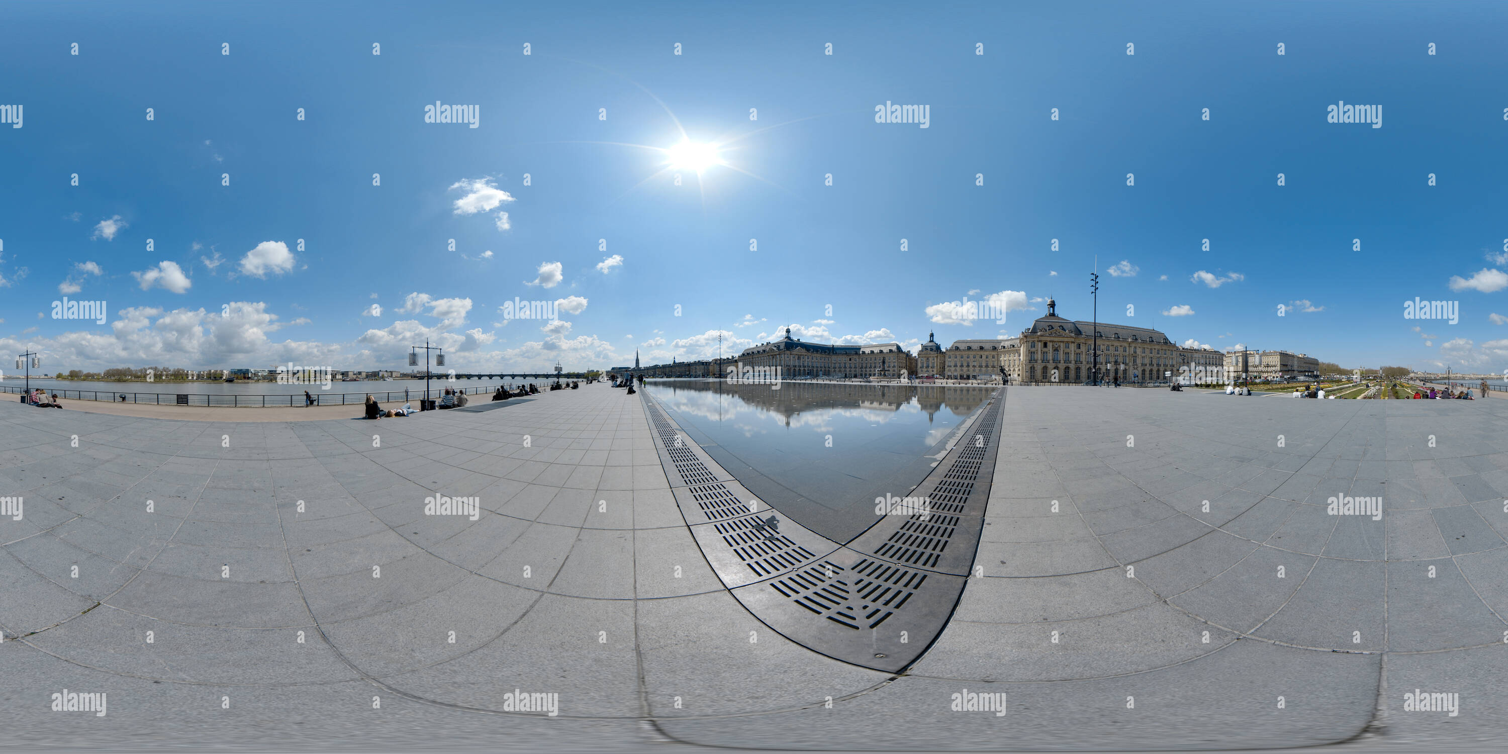 Vue panoramique à 360° de Le miroir d'eau sur les quais de Bordeaux - France