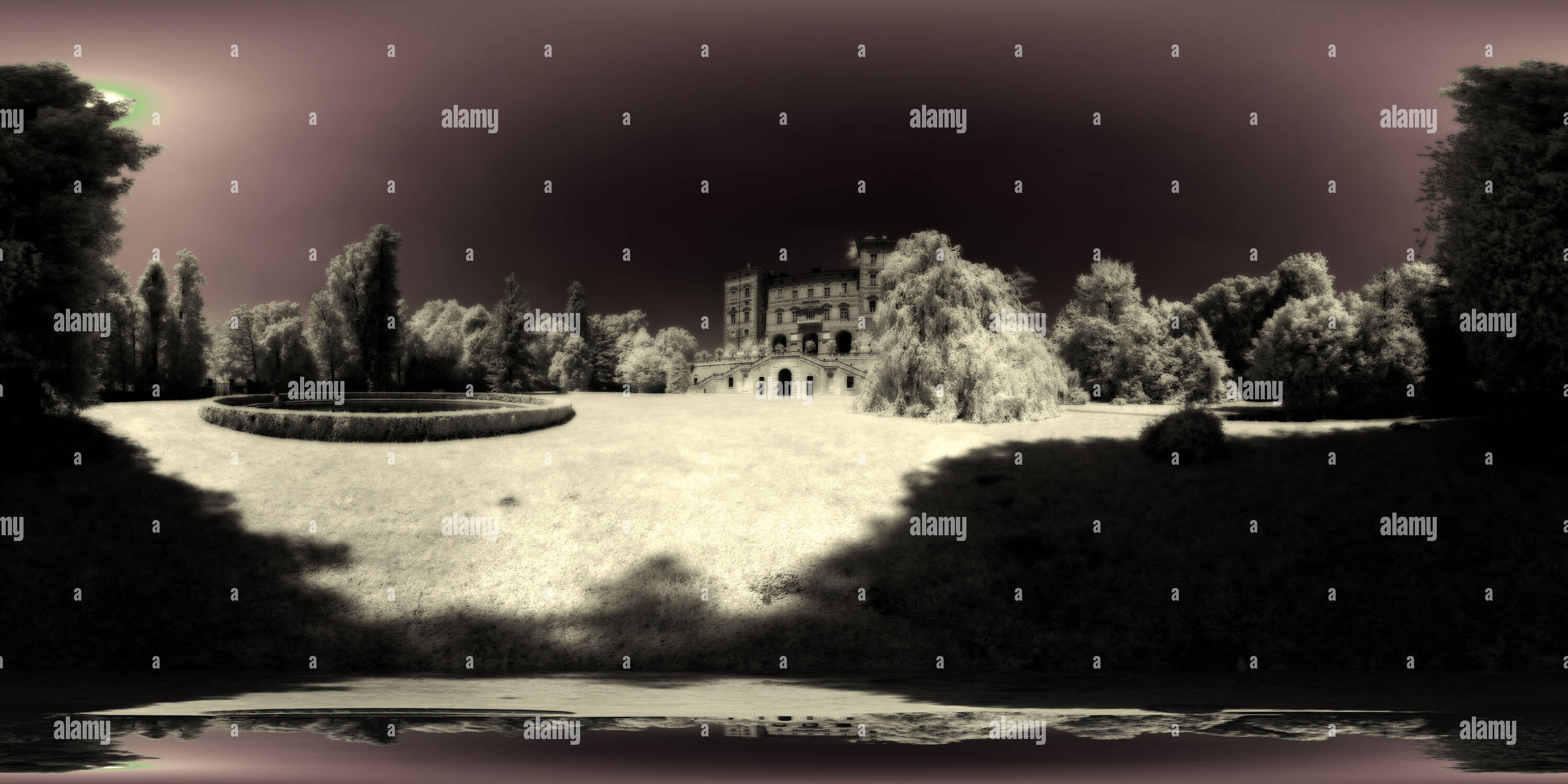 Vue panoramique à 360° de Aglié Château et son parc, panorama infrarouge