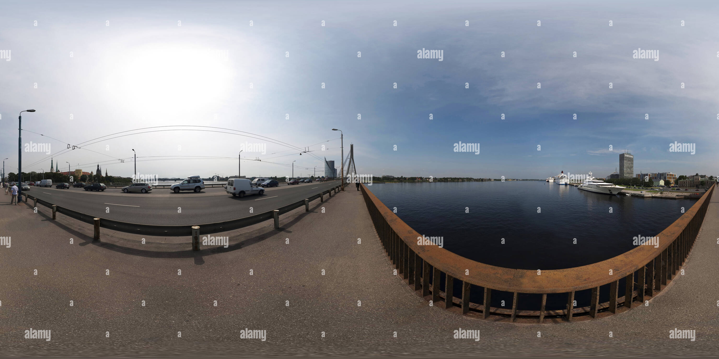 Vue panoramique à 360° de 'Yacht Pelorus" amarré dans le port de Riga.