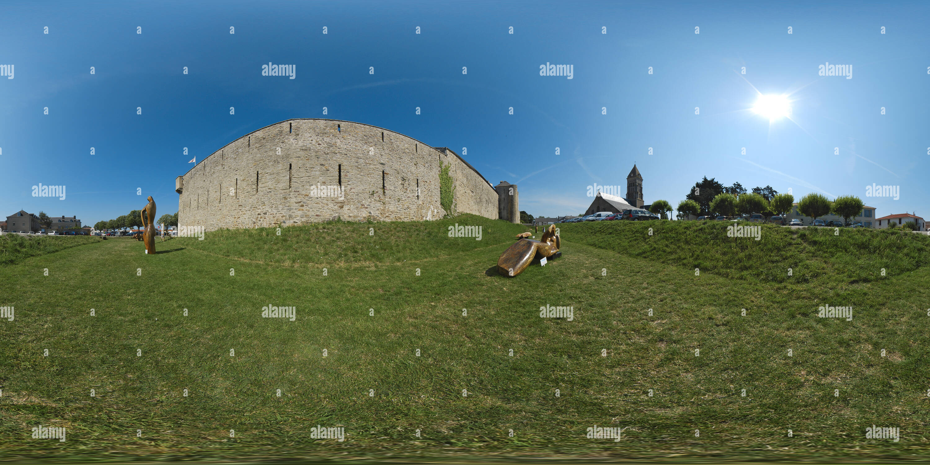 Vue panoramique à 360° de Eglise et remparts du château de Noirmoutier-en-l'Île - France