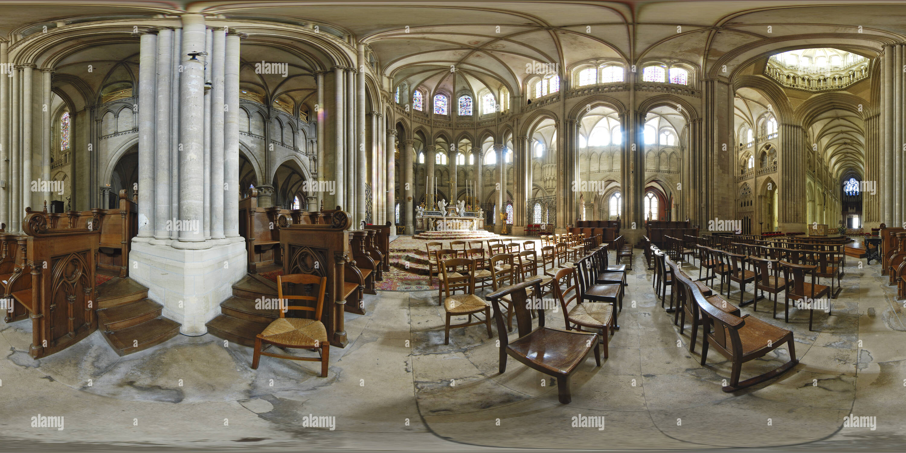 Vue panoramique à 360° de Les stalles du choeur de la cathédrale de Coutances - France