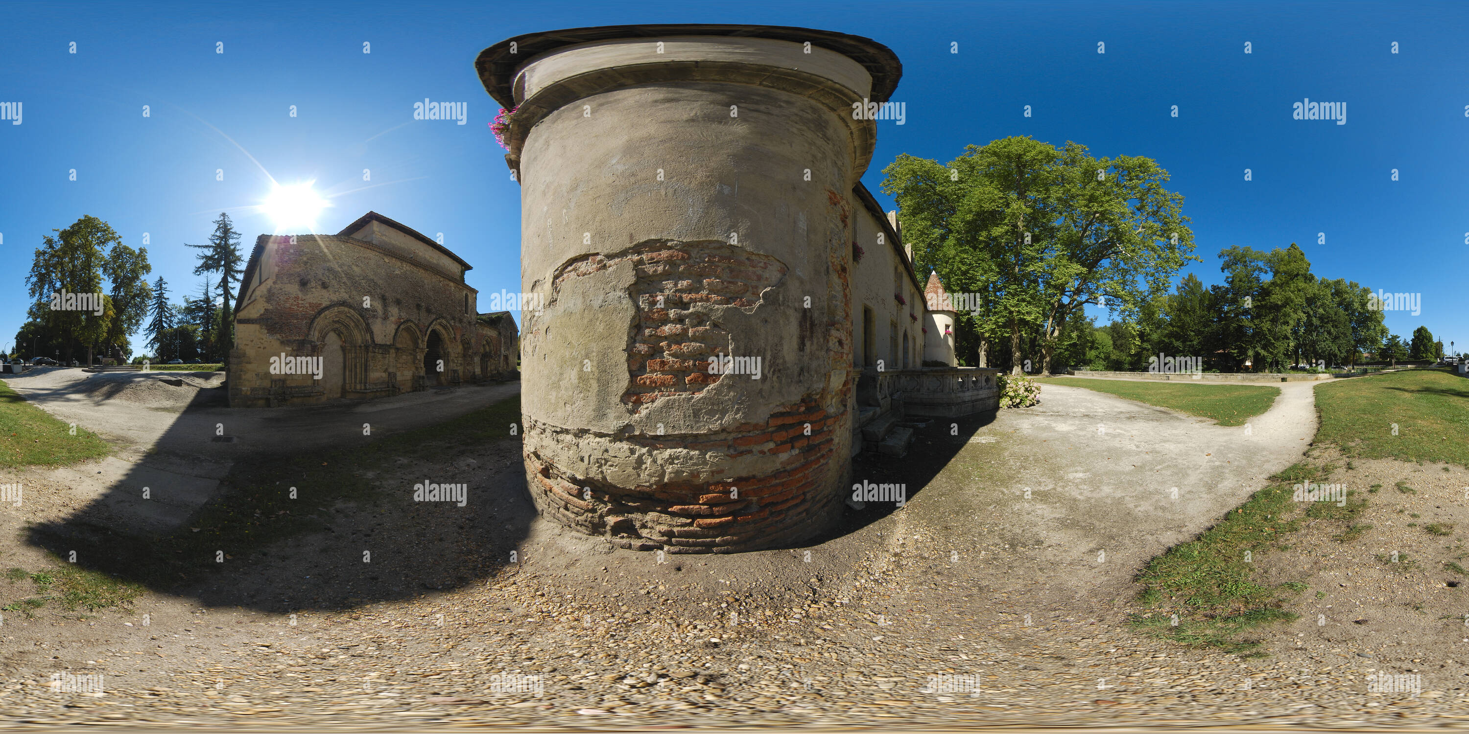 Vue panoramique à 360° de Détail de la maçonnerie de la tour d'angle du prieuré de Cayac à Gradignan - France