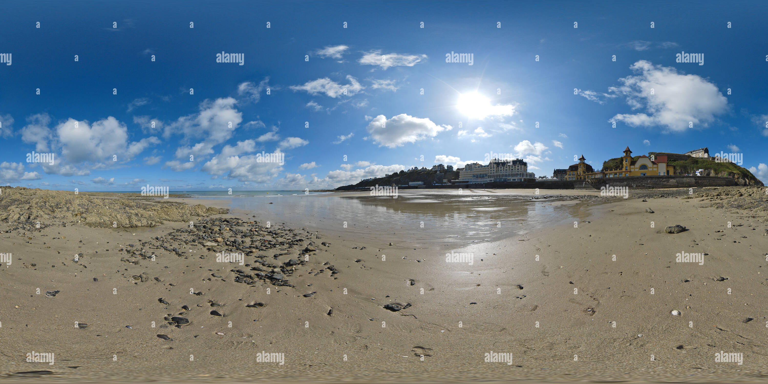 Vue panoramique à 360° de Plage à marée basse devant le casino de Granville - France