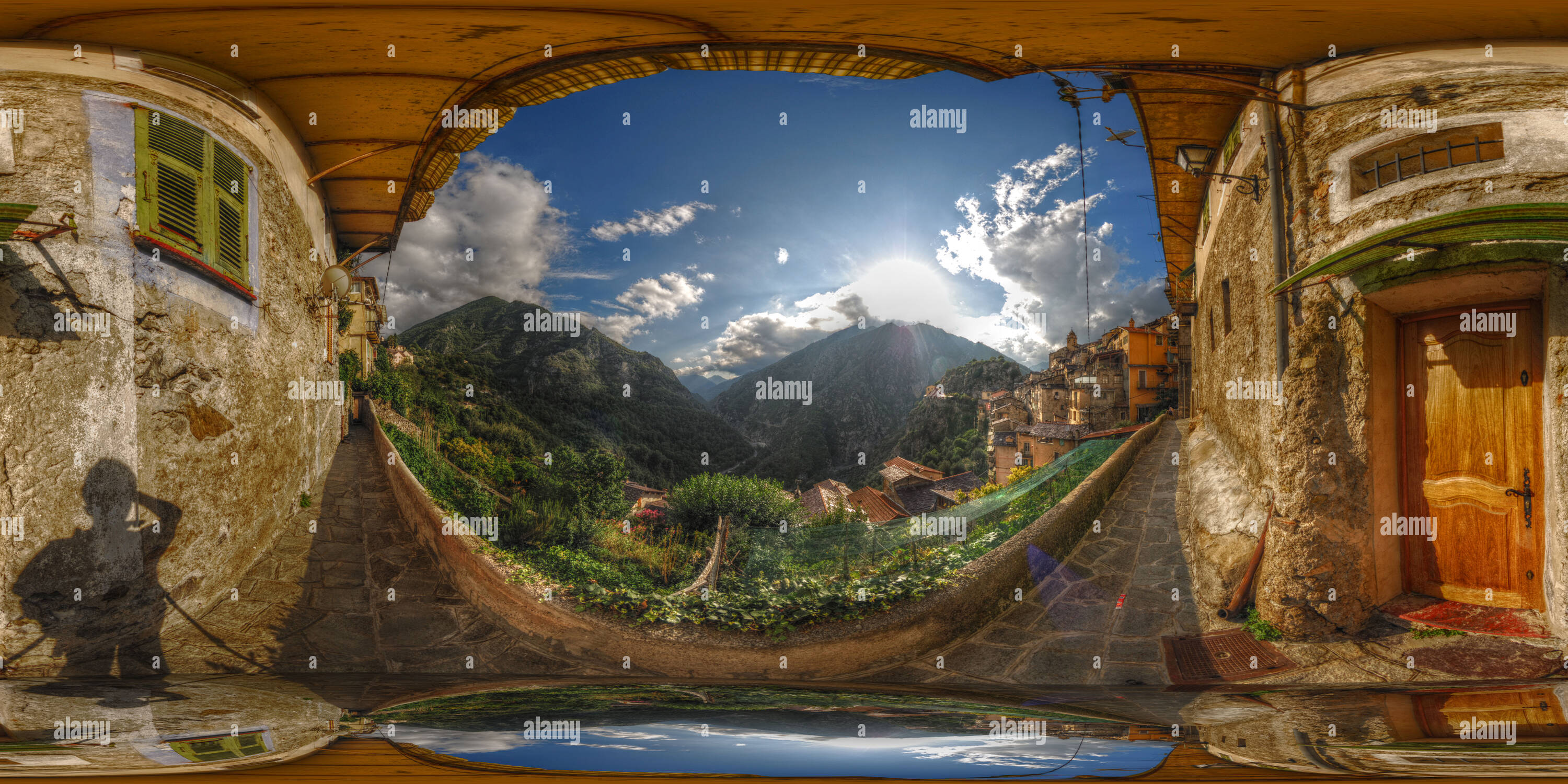 Vue panoramique à 360° de Saorge en HDR, un balcon surplombant la vallée de la Roya