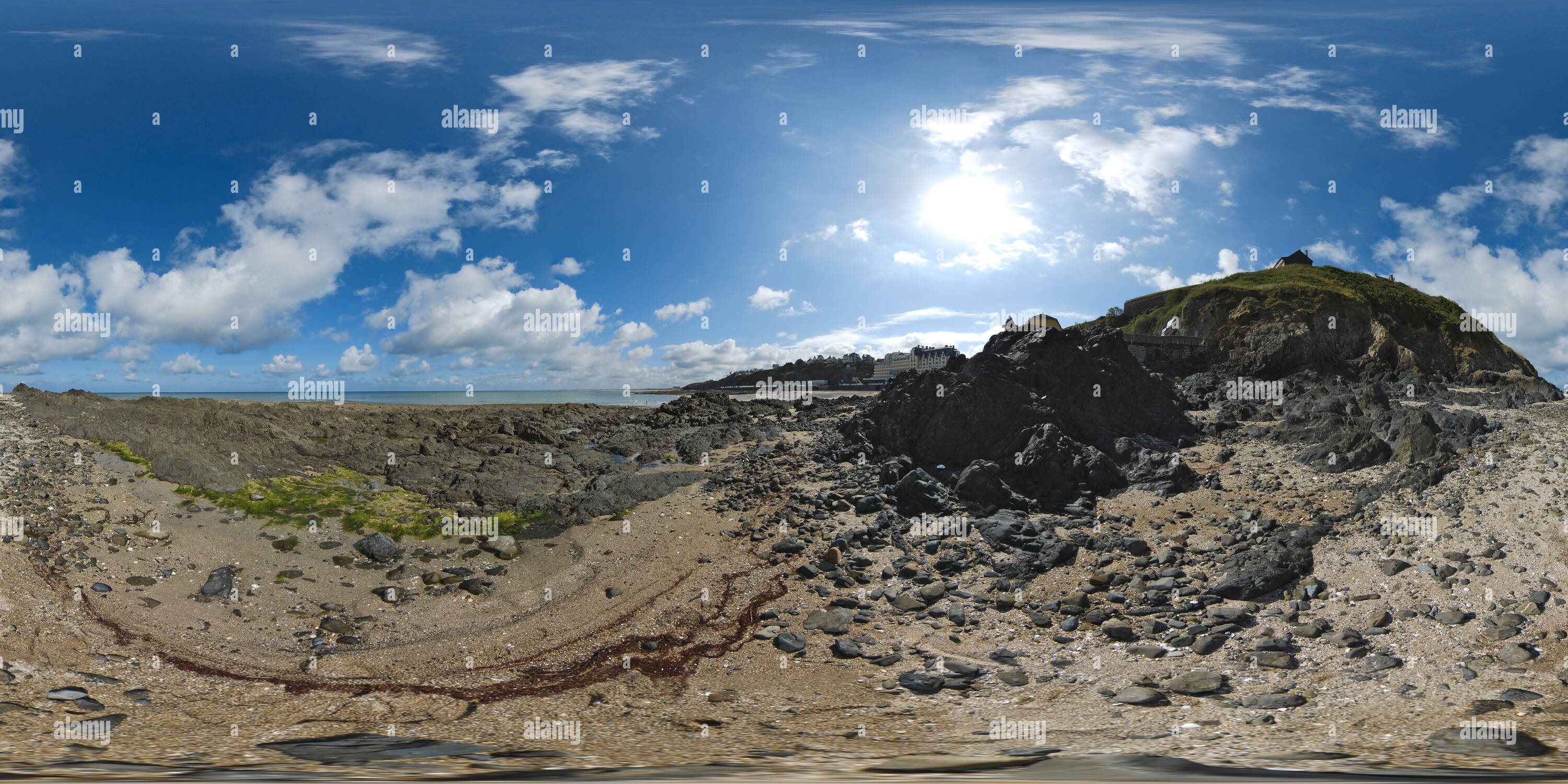 Vue panoramique à 360° de Rochers et algues devant la cité haute de Granville - France