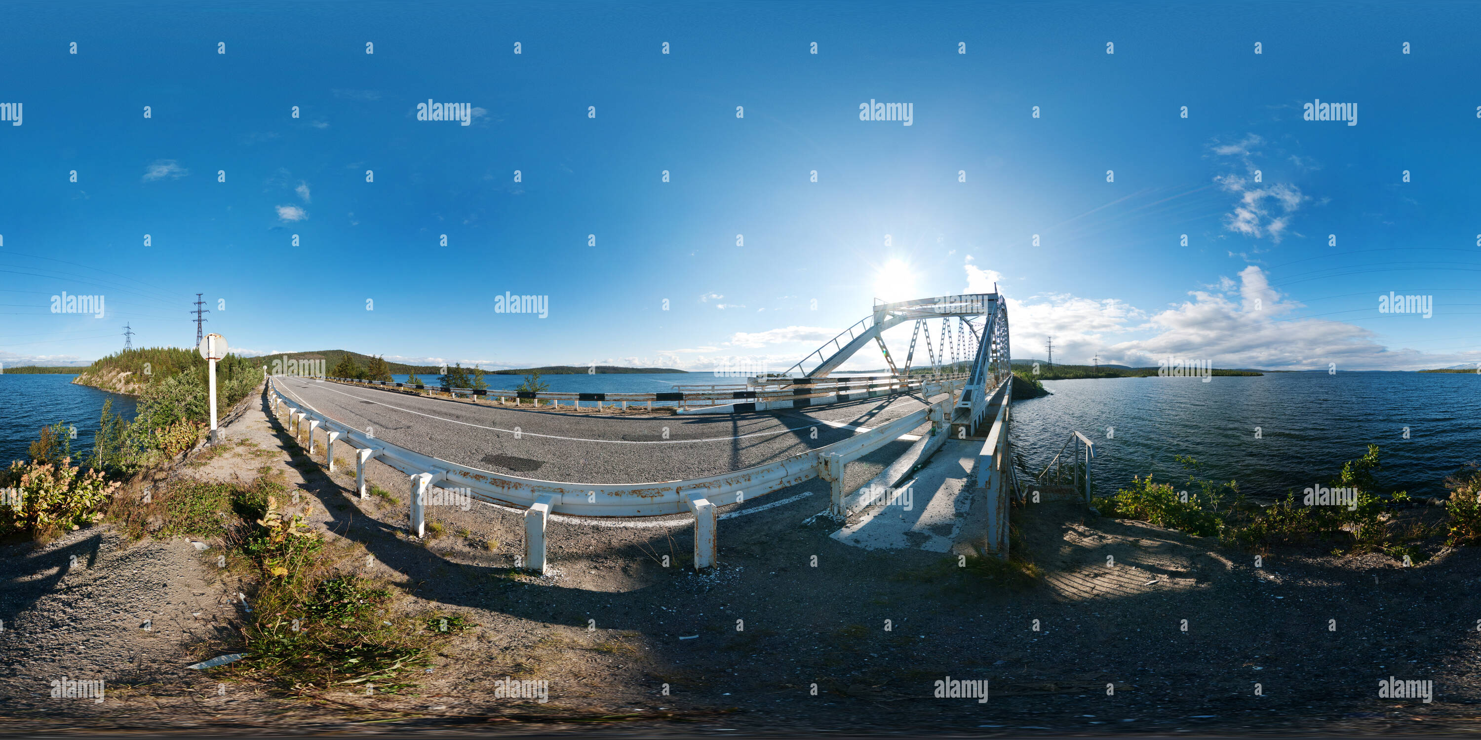 Vue panoramique à 360° de Pont sur le détroit d'Jekostrovskij