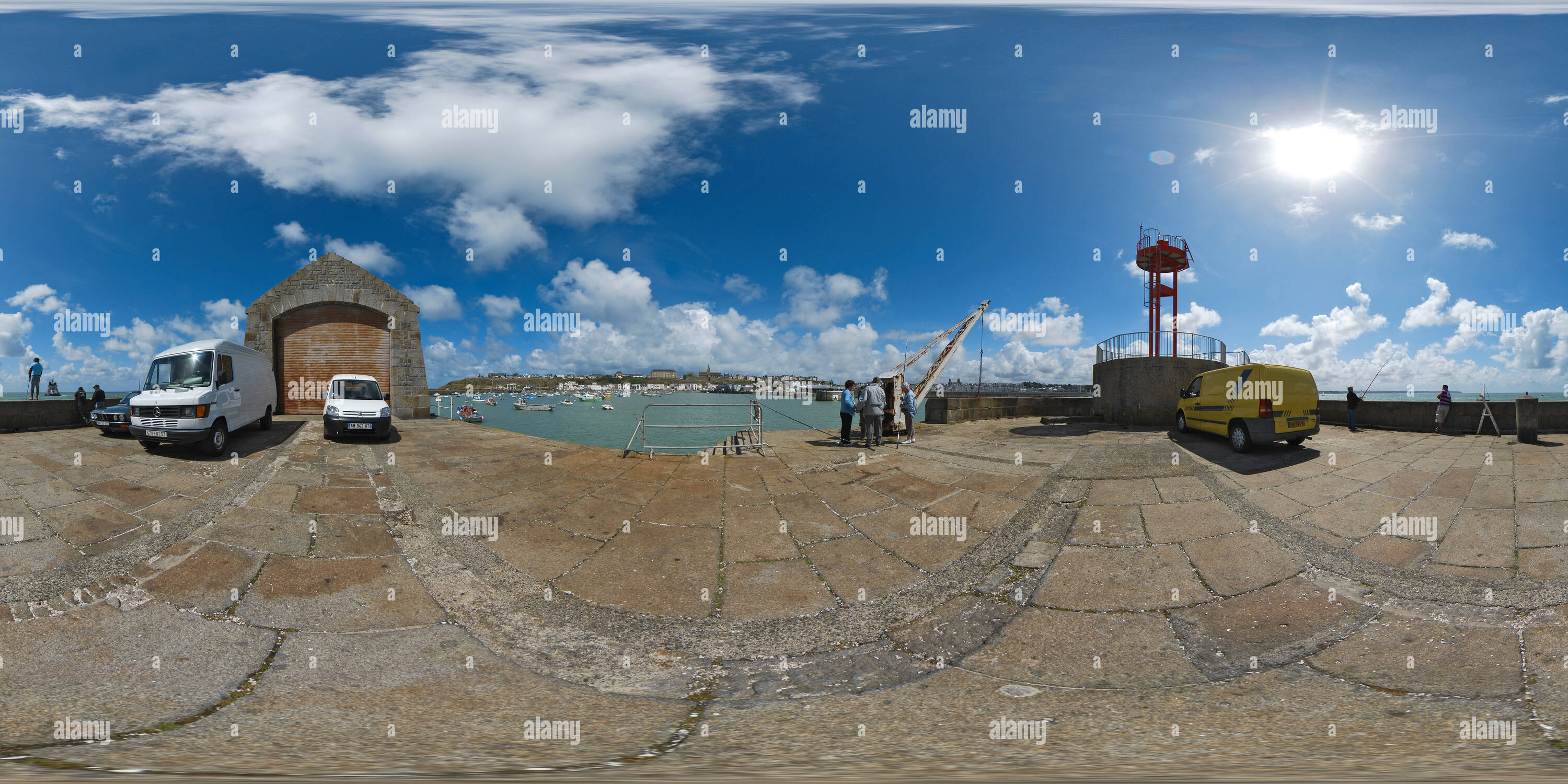 Vue panoramique à 360° de Pêcheurs au bout de la jetée de Granville - France