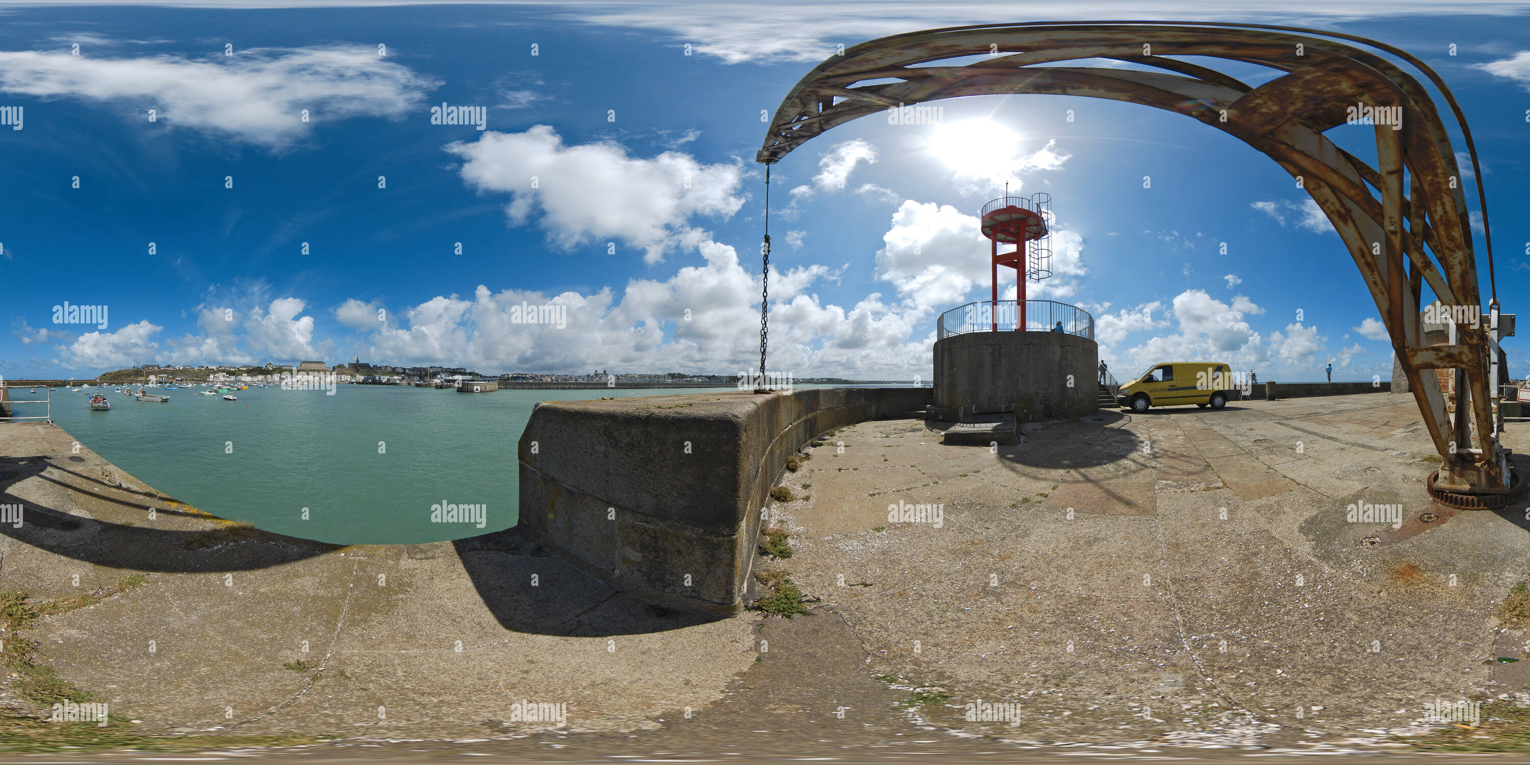 Vue panoramique à 360° de La petite grue du bout de la jetée de Granville - France