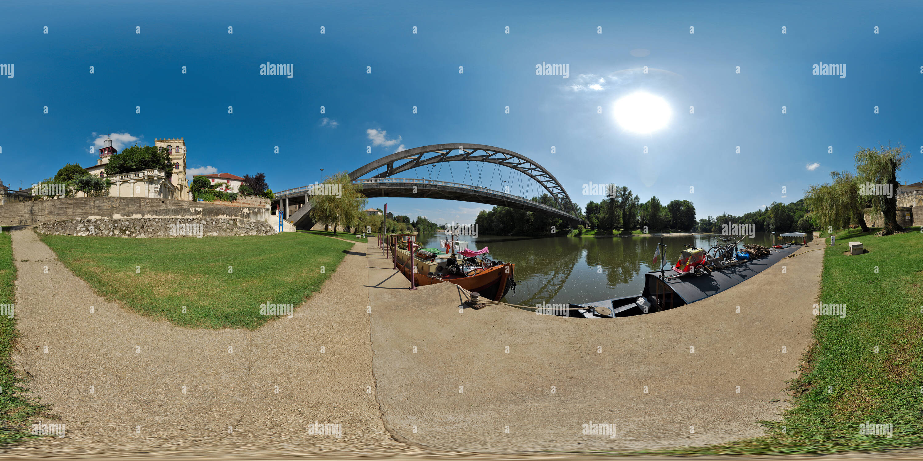 Vue panoramique à 360° de Péniches à Castelmoron-sur-Lot - France