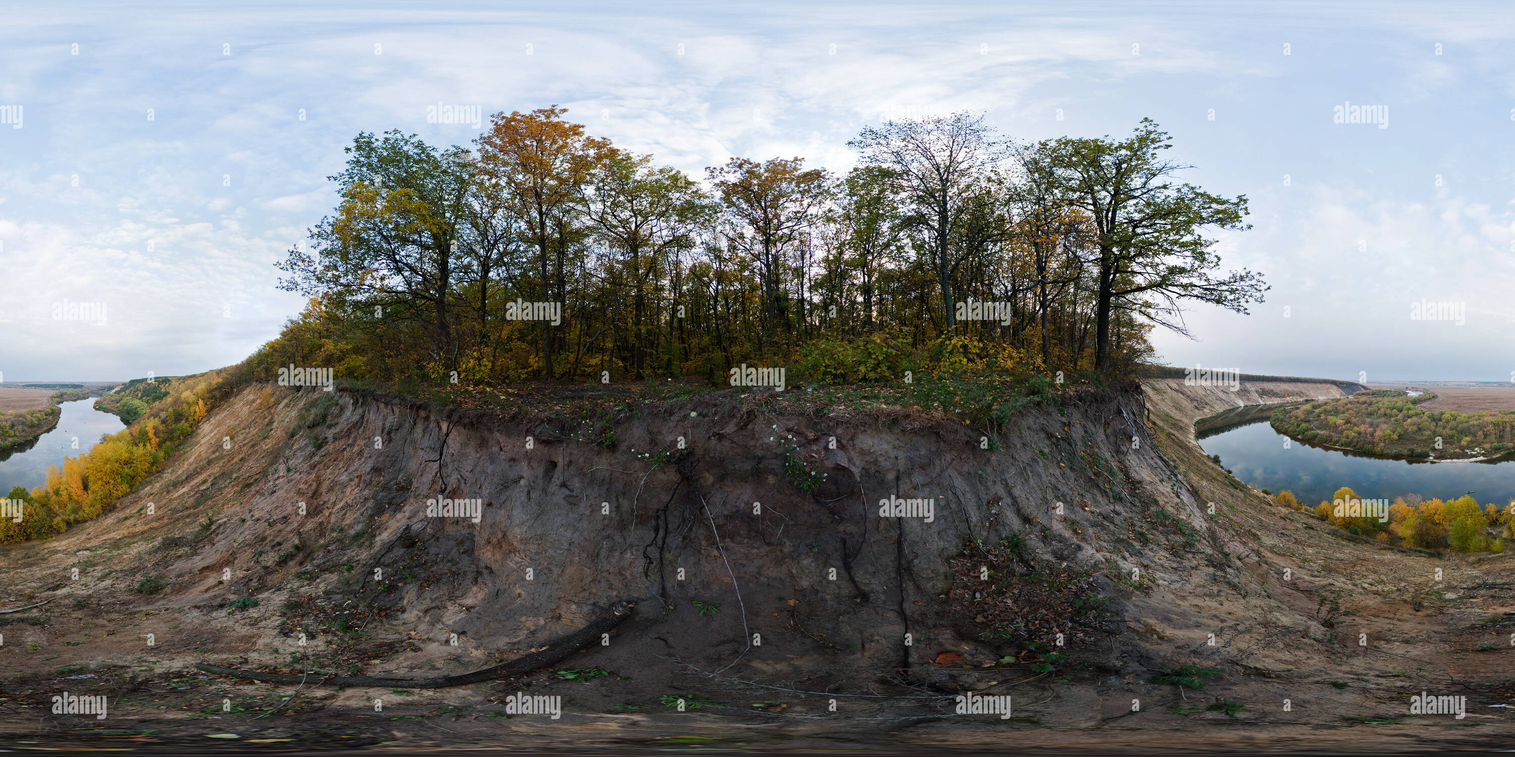 Vue panoramique à 360° de L'automne dans Krivobor'e