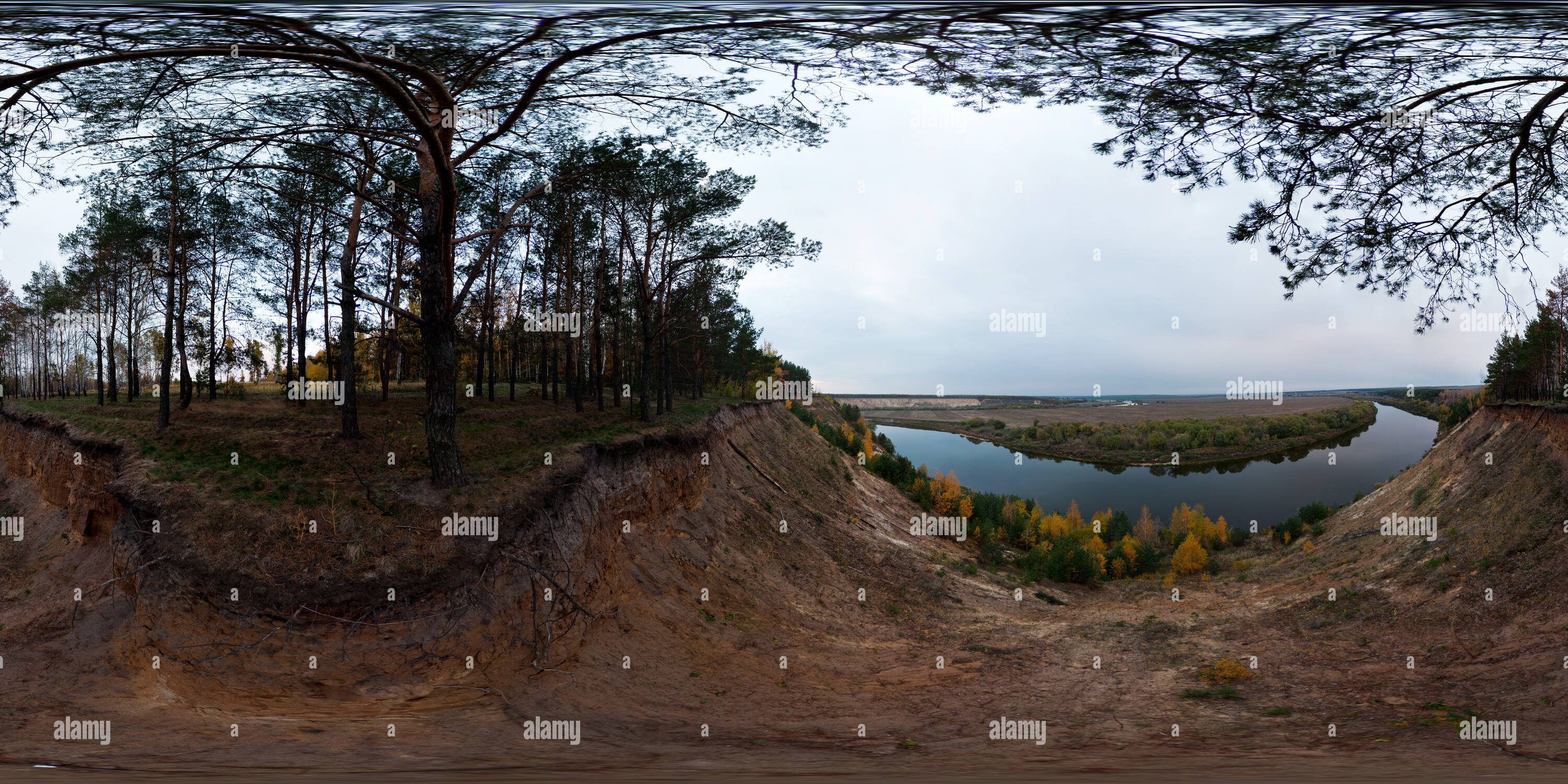 Vue panoramique à 360° de Soirée d'automne sur la rivière Don