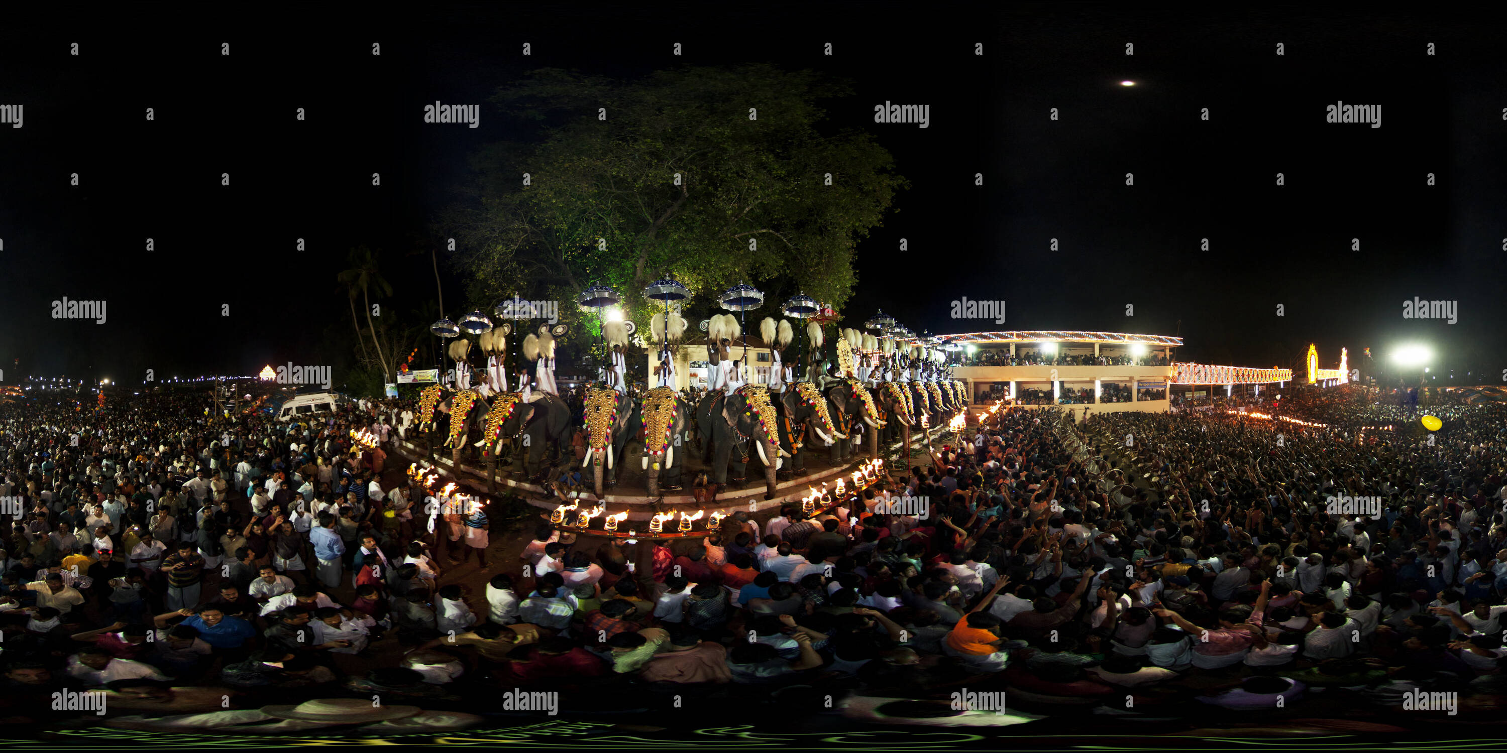 Vue panoramique à 360° de Arattupuzha Pooram haute, vue sur les éléphants et les gens.