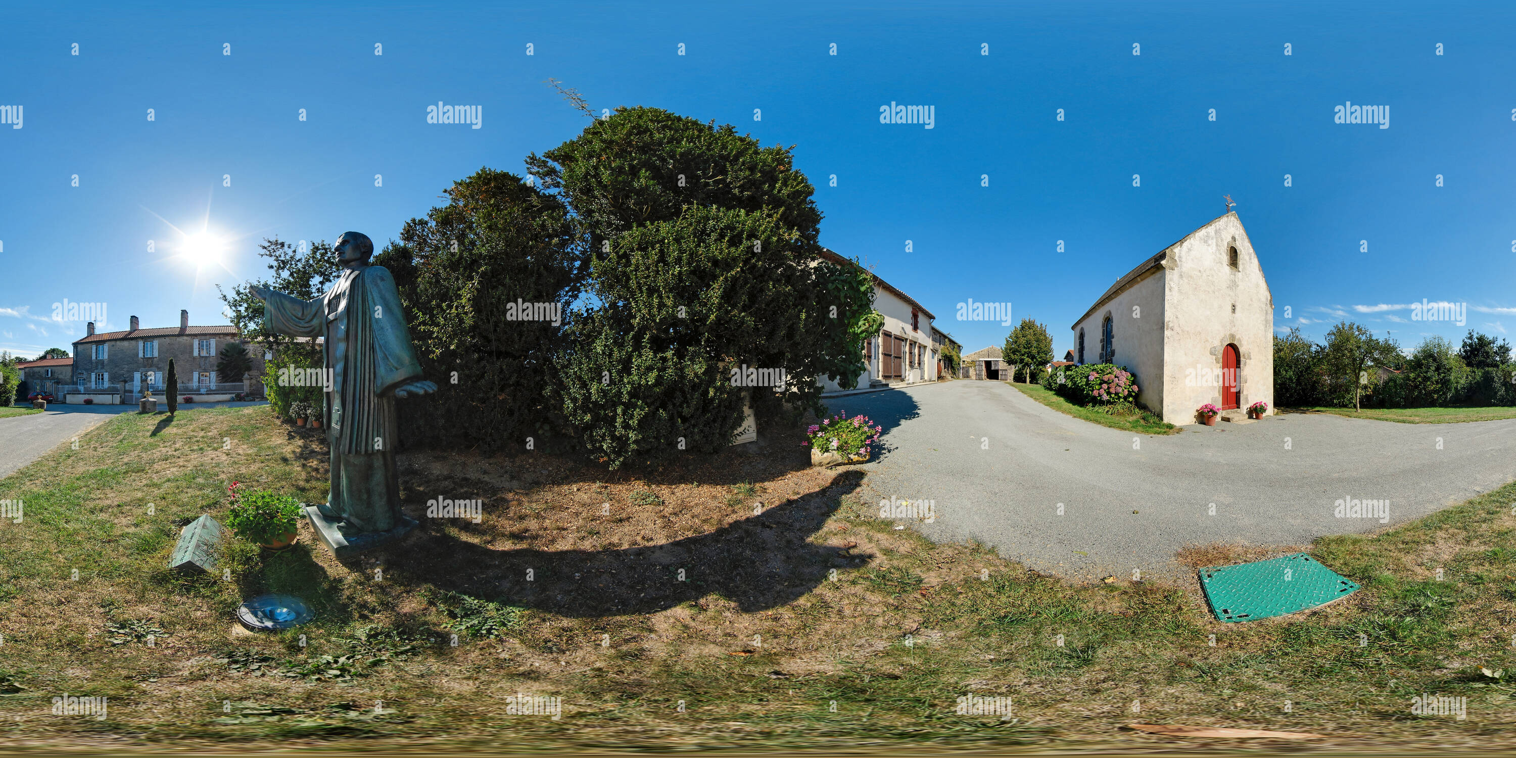 Vue panoramique à 360° de Statue de l'abbé Alexandre Tenebre et chapelle de la Tuelevrière - France