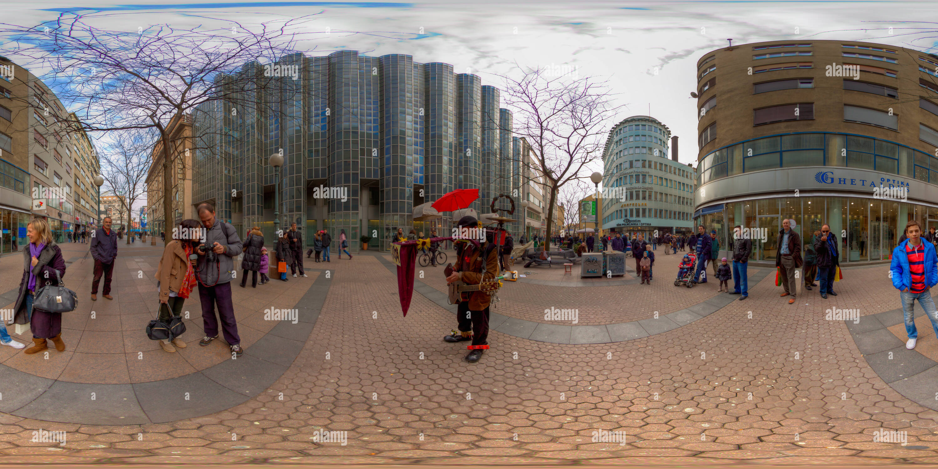 Vue panoramique à 360° de One-man-band street performer