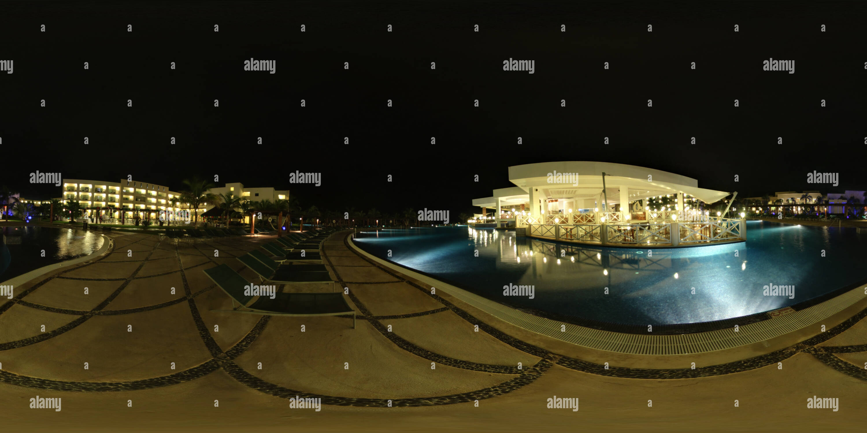 Vue panoramique à 360° de Secrets Silversands piscine principale nuit