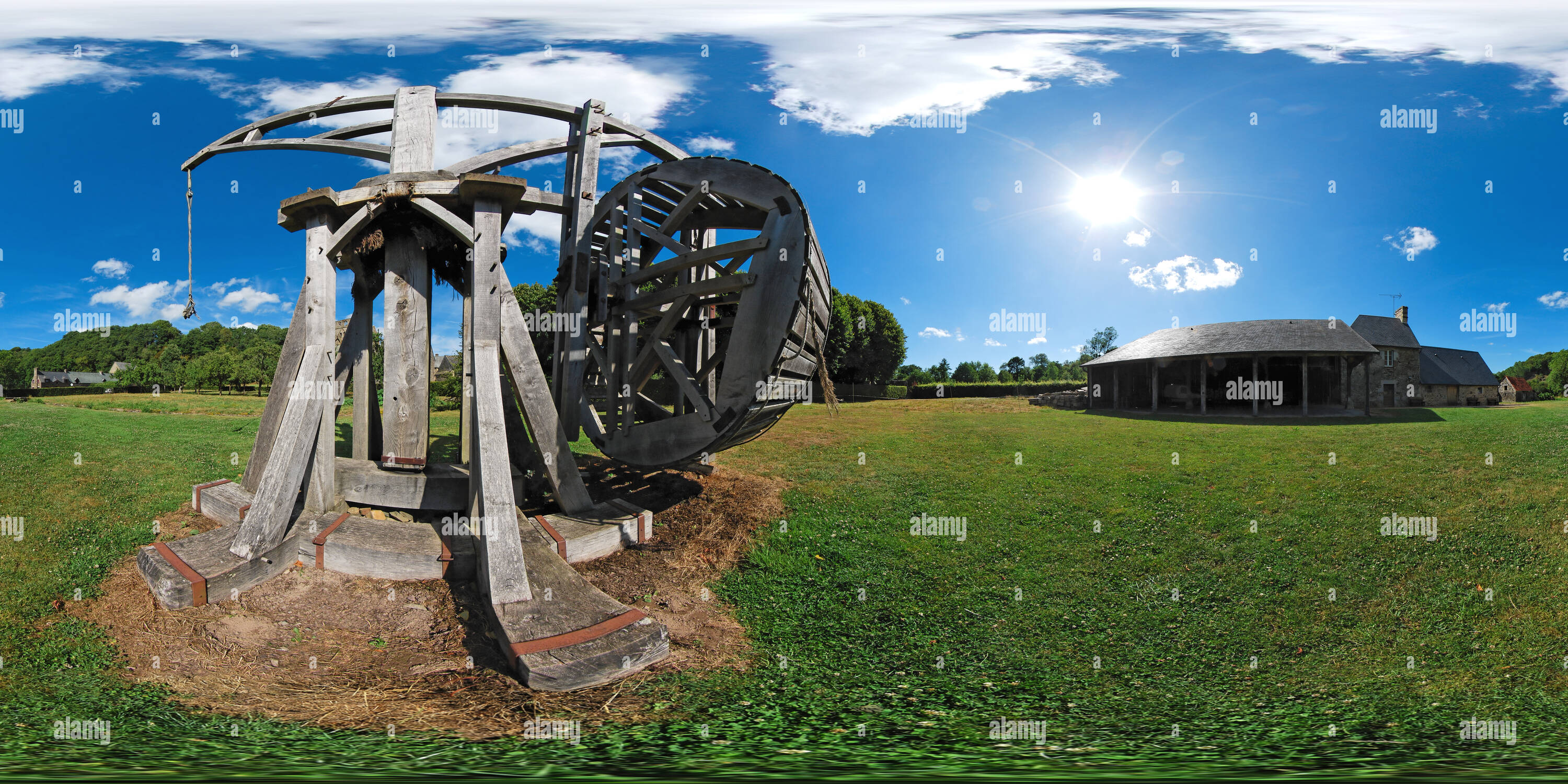 Vue panoramique à 360° de La reconstitution d'une grue médiévale à l'abbaye d'Hambye - France