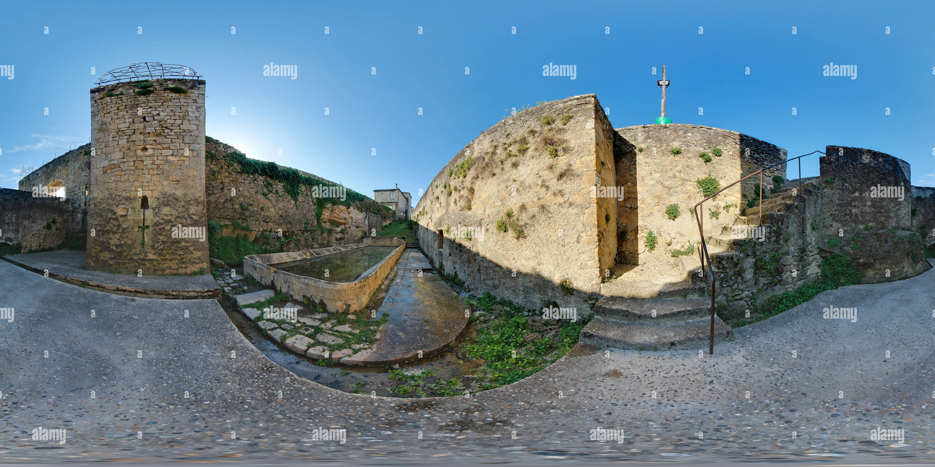 Vue panoramique à 360° de Porte de Thuron et fontaine de Saint-Macaire - France