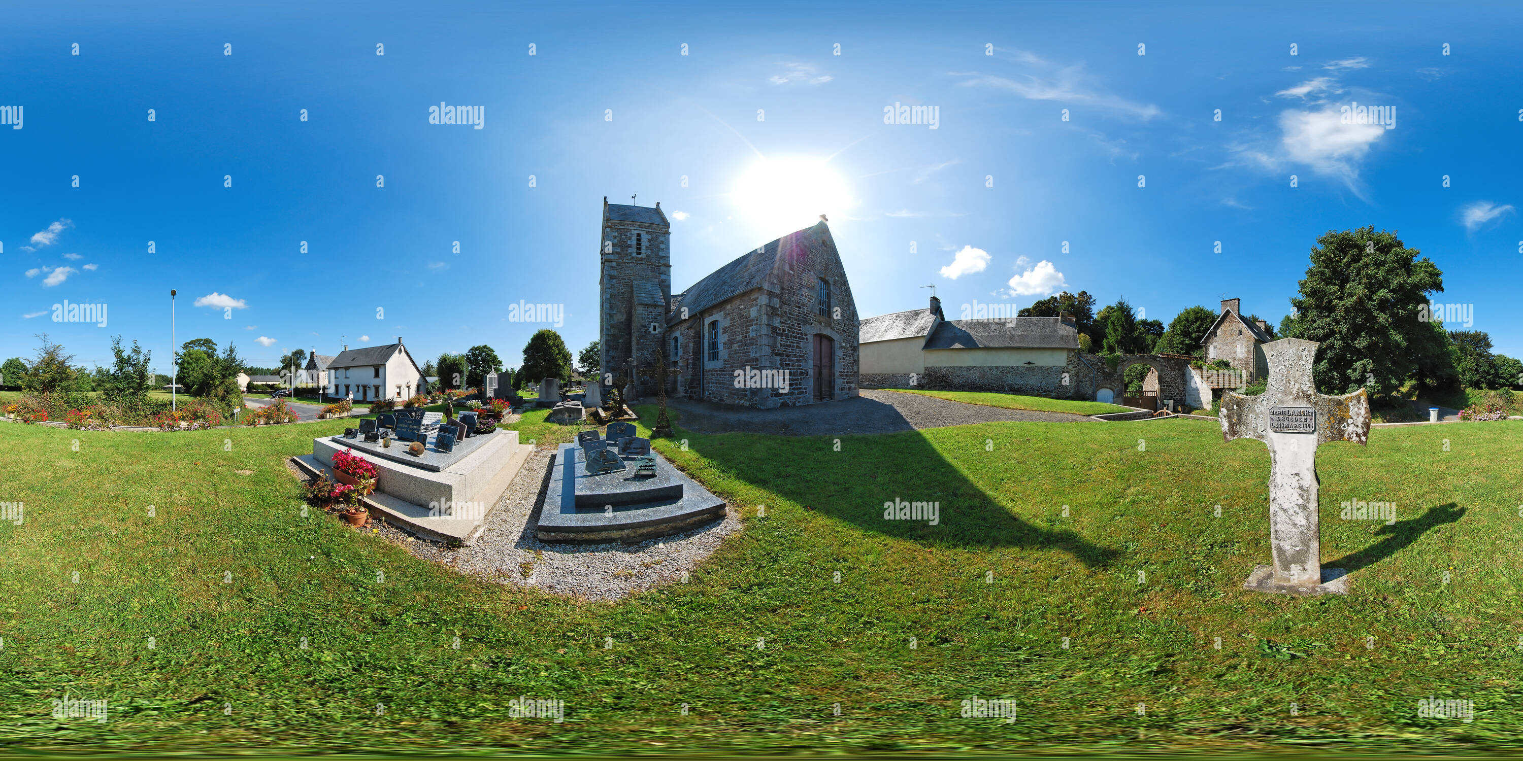 Vue panoramique à 360° de Façade de l'église d'Longueville - France