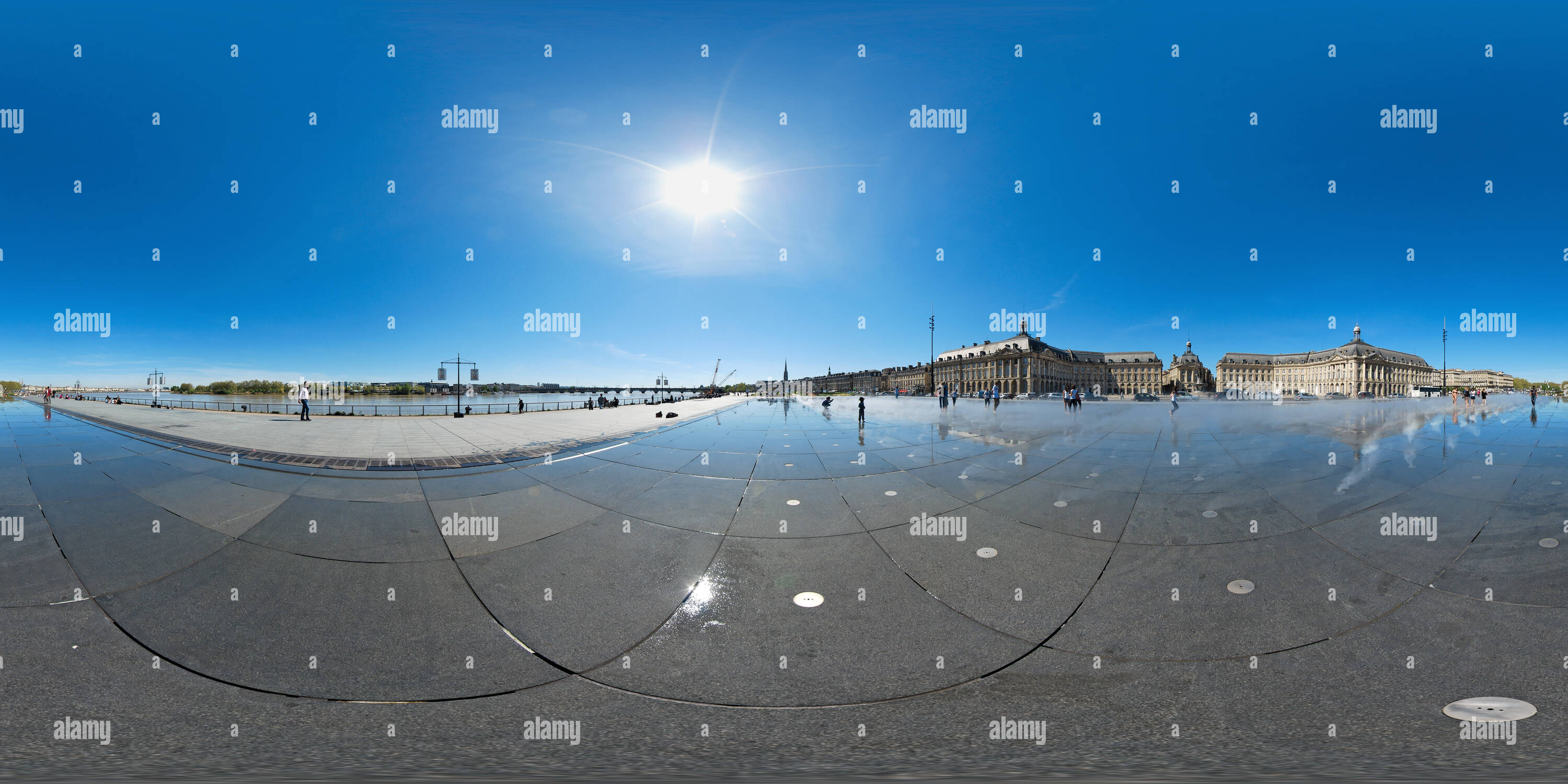 Vue panoramique à 360° de Détente sur le miroir d'eau de Bordeaux - France