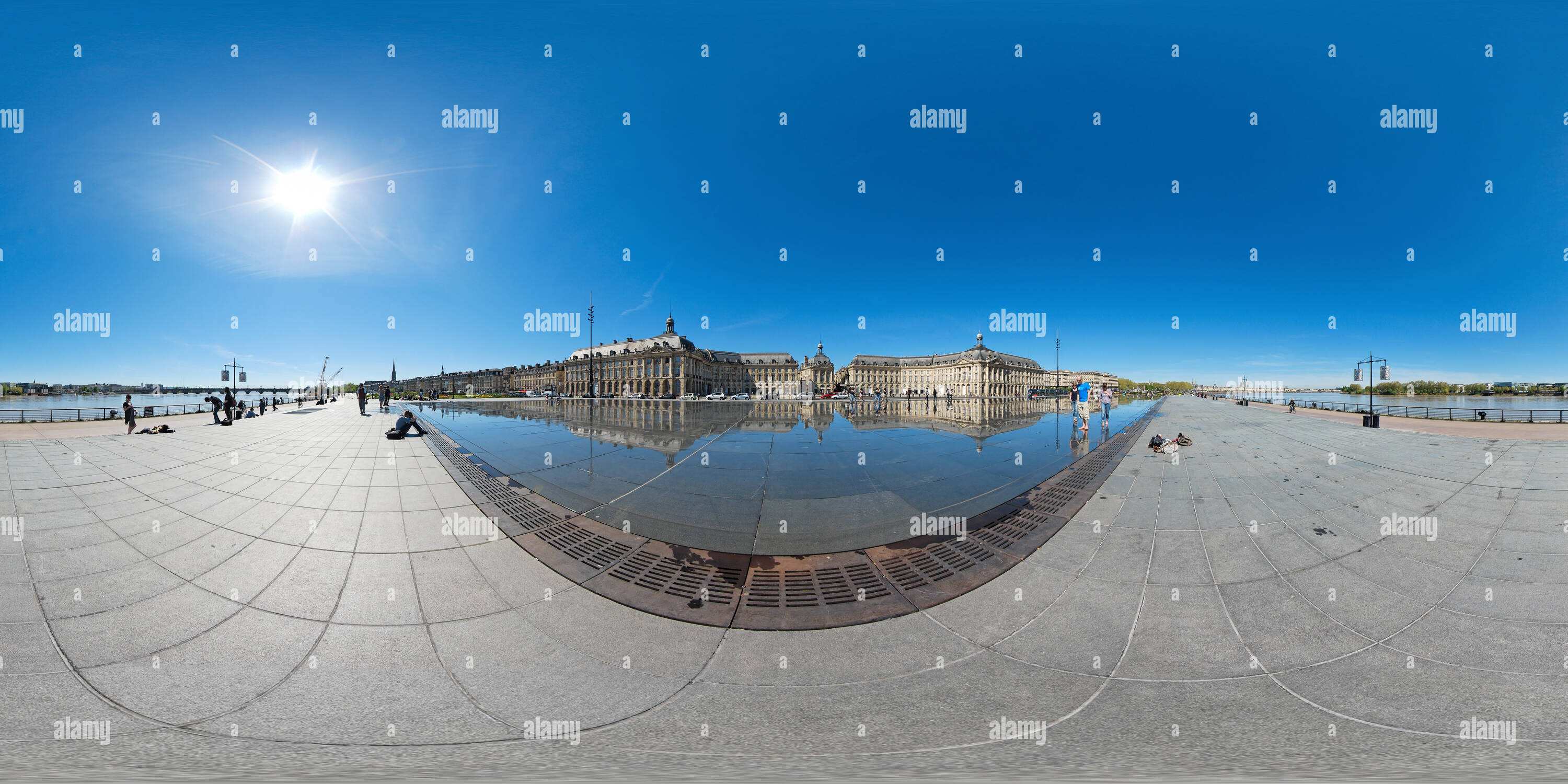 Vue panoramique à 360° de Reflet sur le miroir d'eau de Bordeaux - France