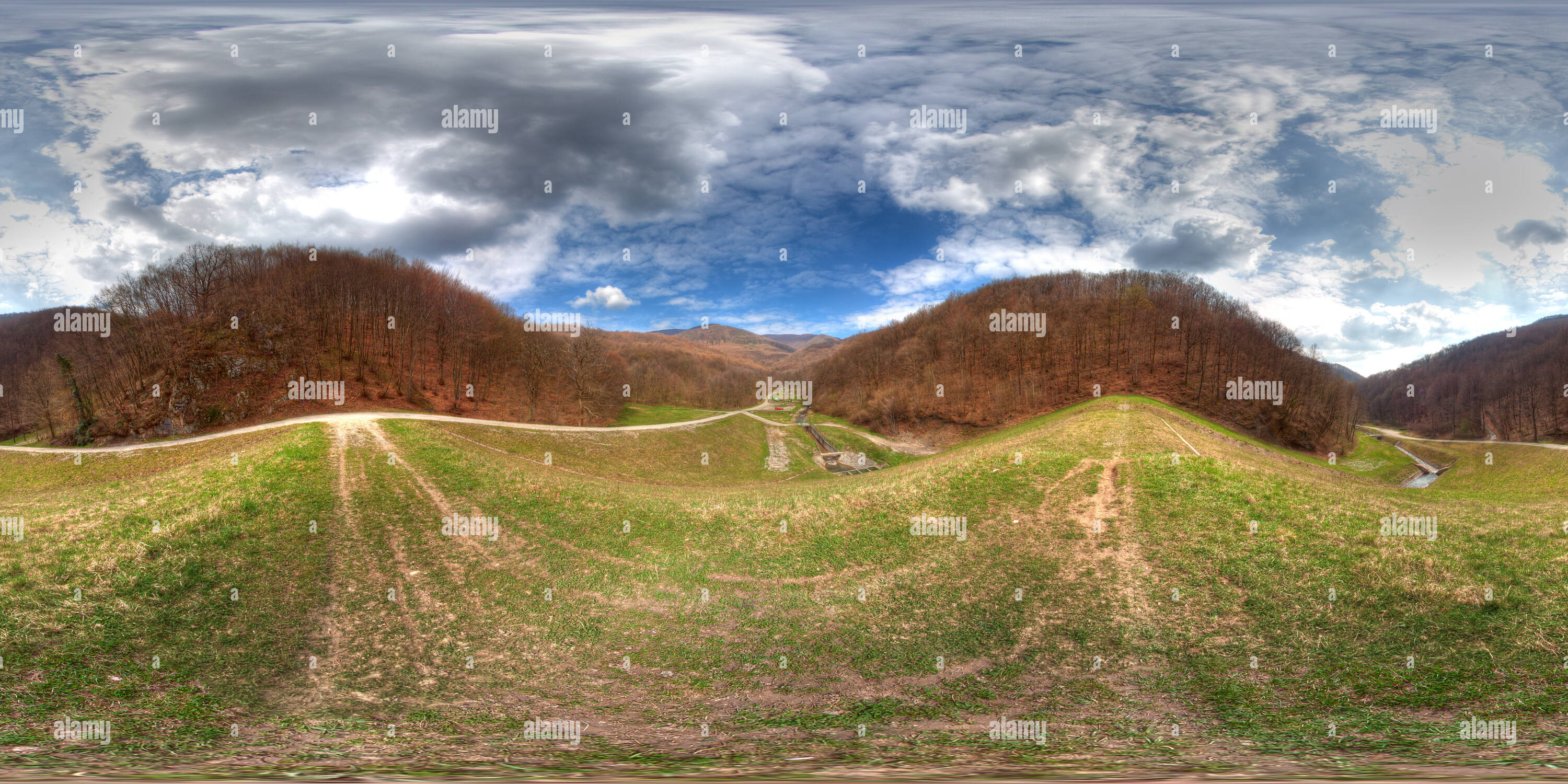 Vue panoramique à 360° de Barrage de rétention d'eau de montagne