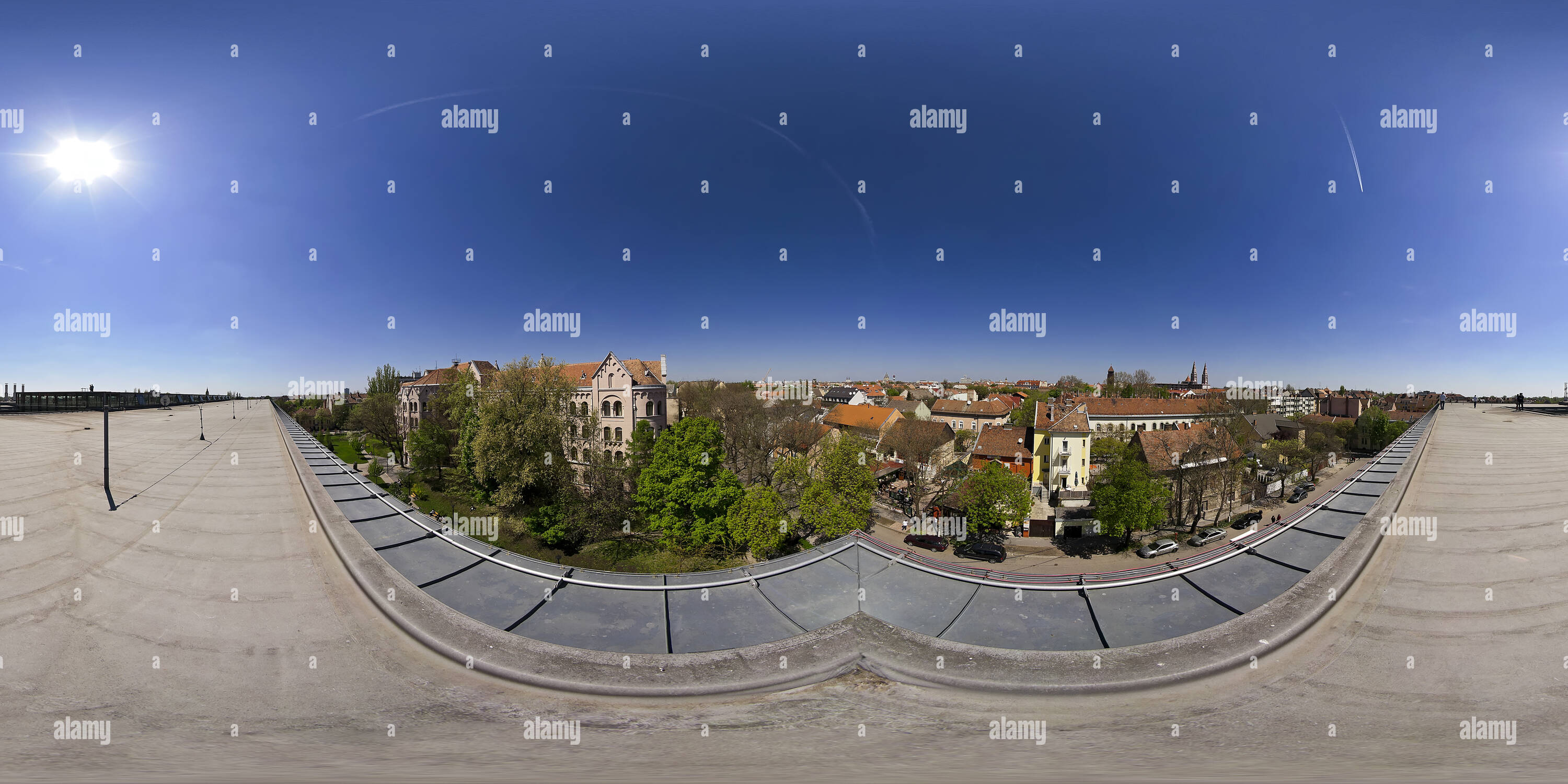 Vue panoramique à 360° de La bibliothèque de l'Université de Szeged - le toit du centre-ville vue