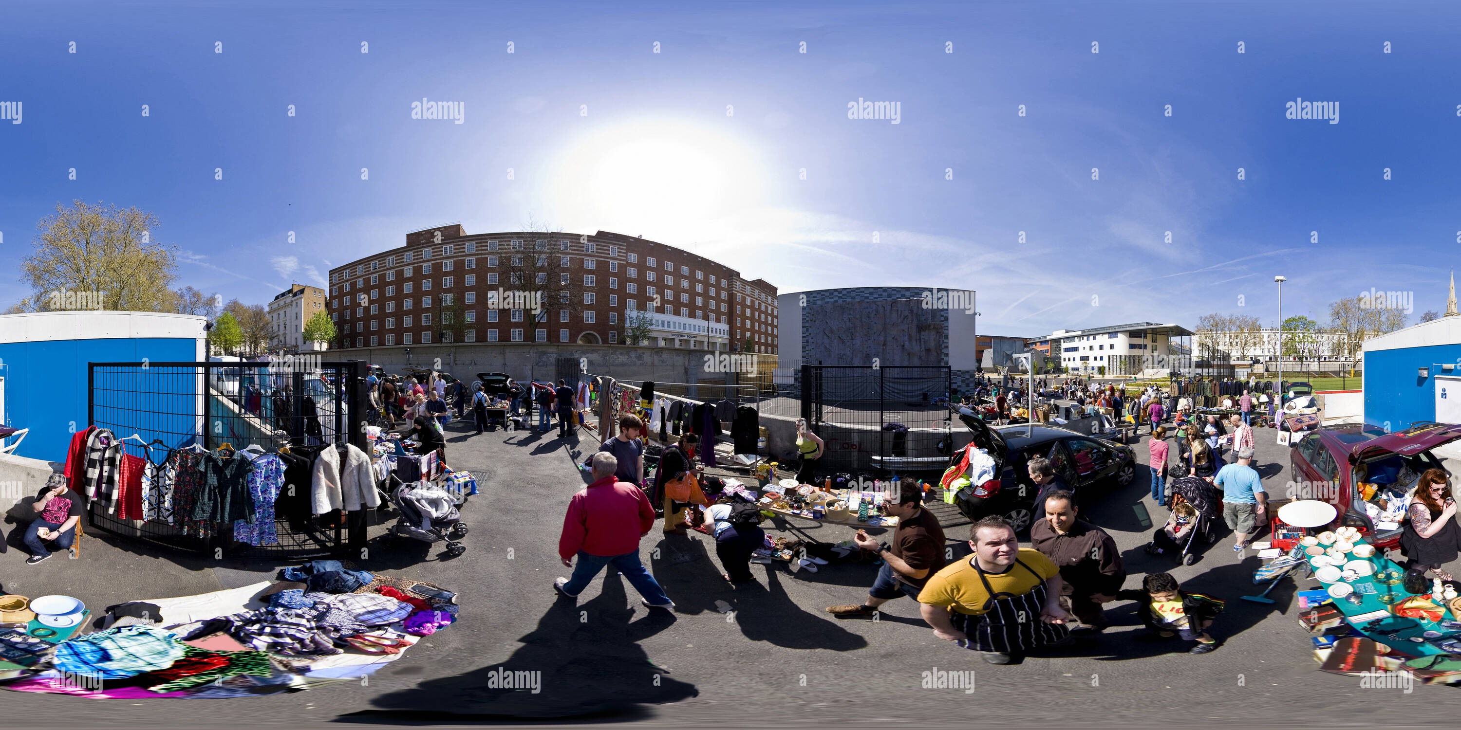 Vue panoramique à 360° de Dame avec Tattoo à Car Boot Sale