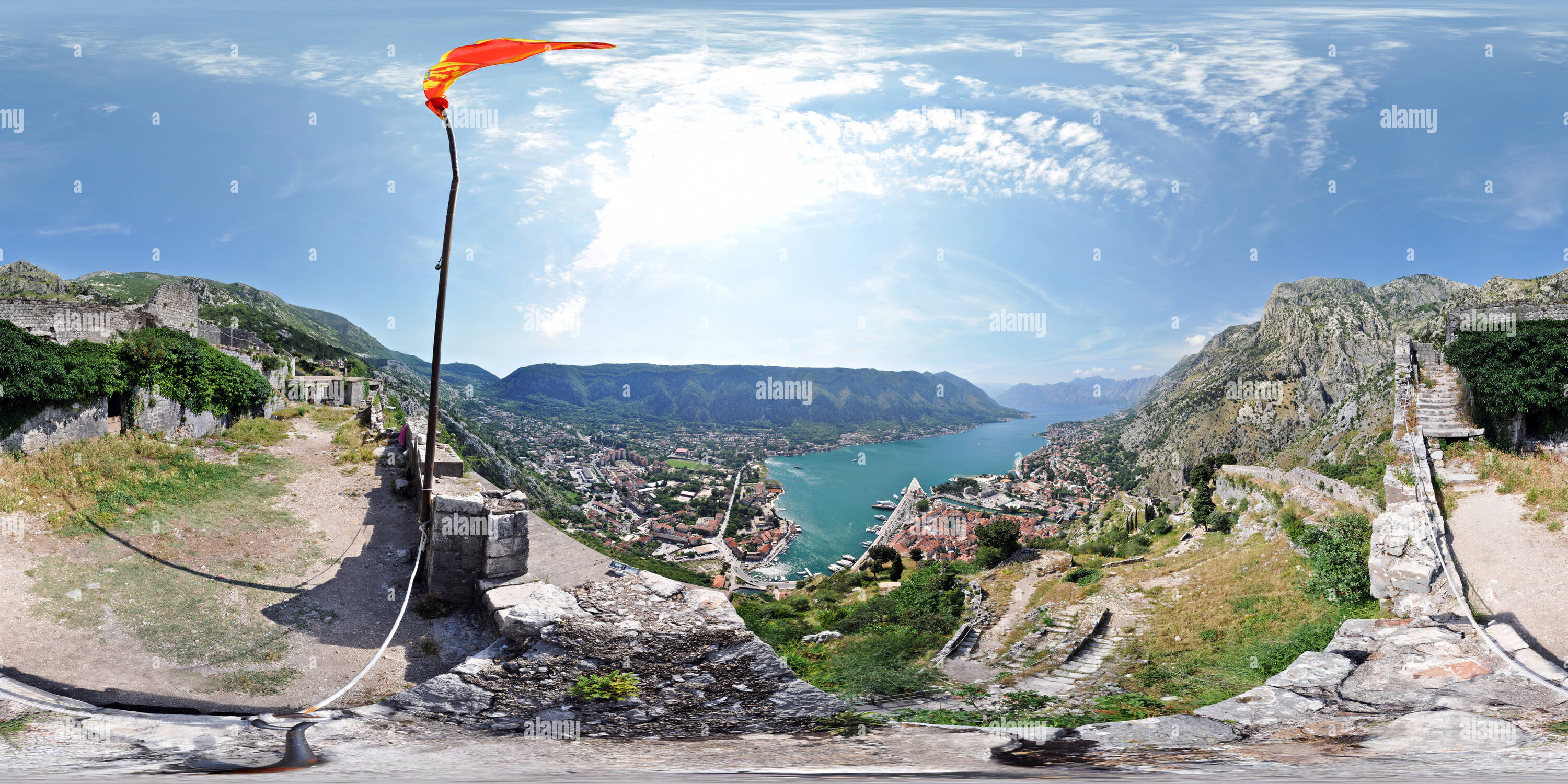 Vue panoramique à 360° de Vue sur la baie de Kotor et Kotor à partir du haut de la forteresse de Saint-Jean