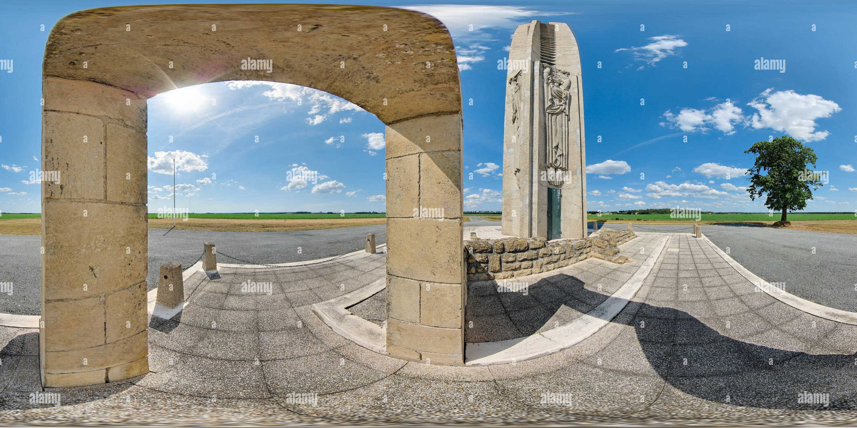 Vue panoramique à 360° de Sous la porte du mémorial de la Ferme de Richemont à Saucats - France