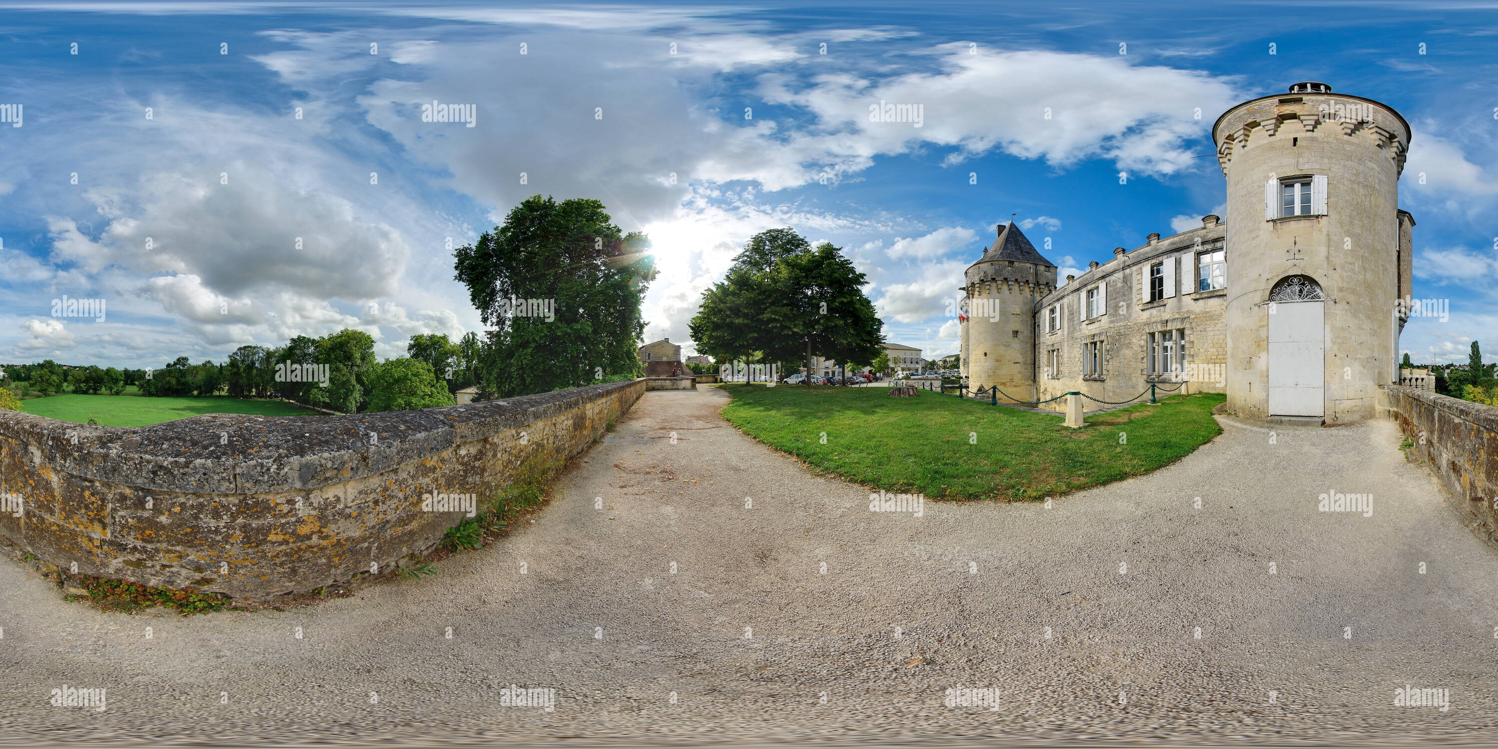 Vue panoramique à 360° de La vue depuis la tour d'angle du château de Jonzac - France