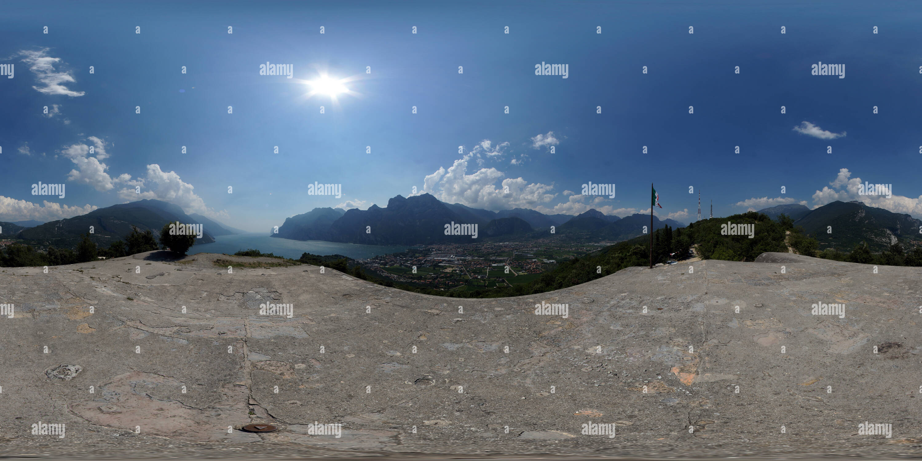 Vue panoramique à 360° de Riva del Garda Trentino Italie Monte Brione Toit Mezzo Forte