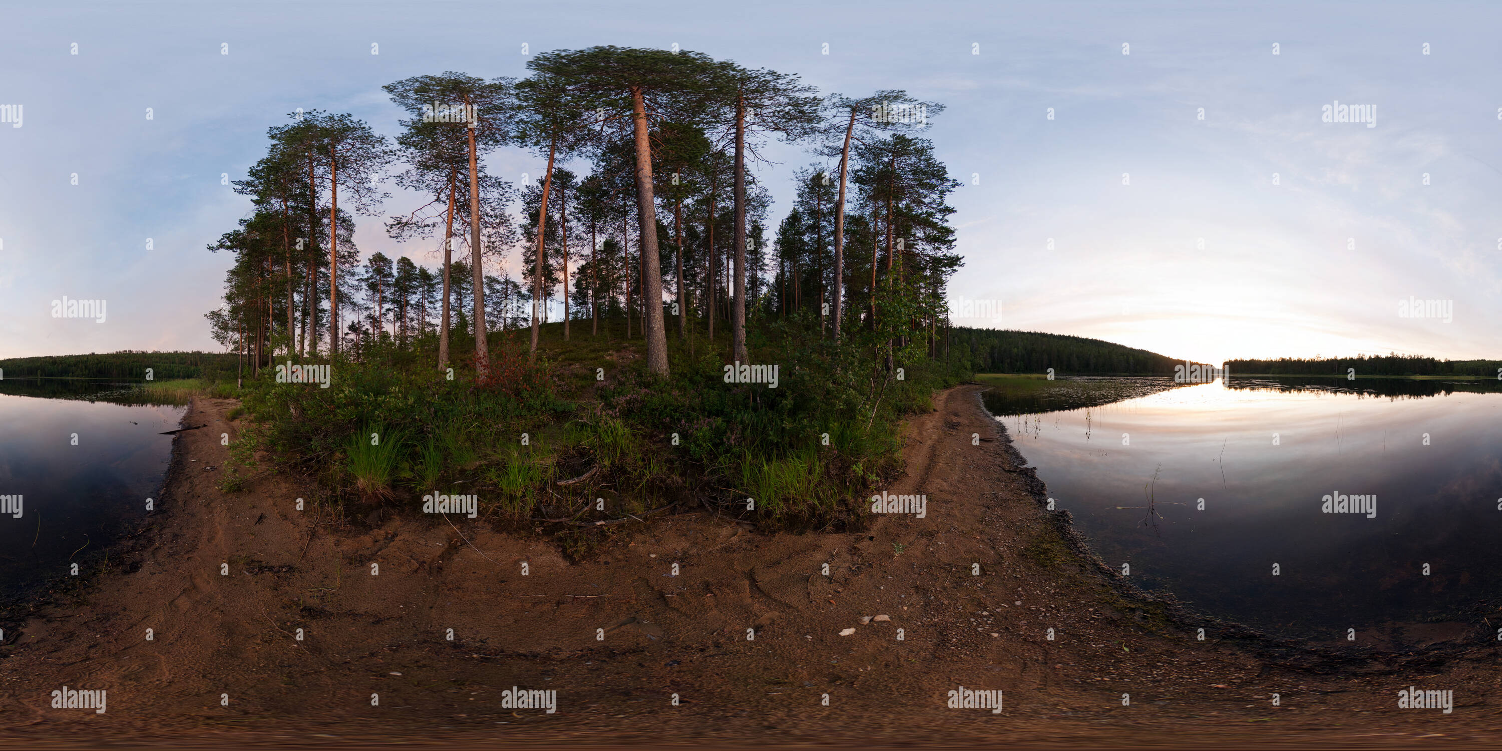 Vue panoramique à 360° de Nuit sur Chirko-Kem' river, la Carélie, Russie